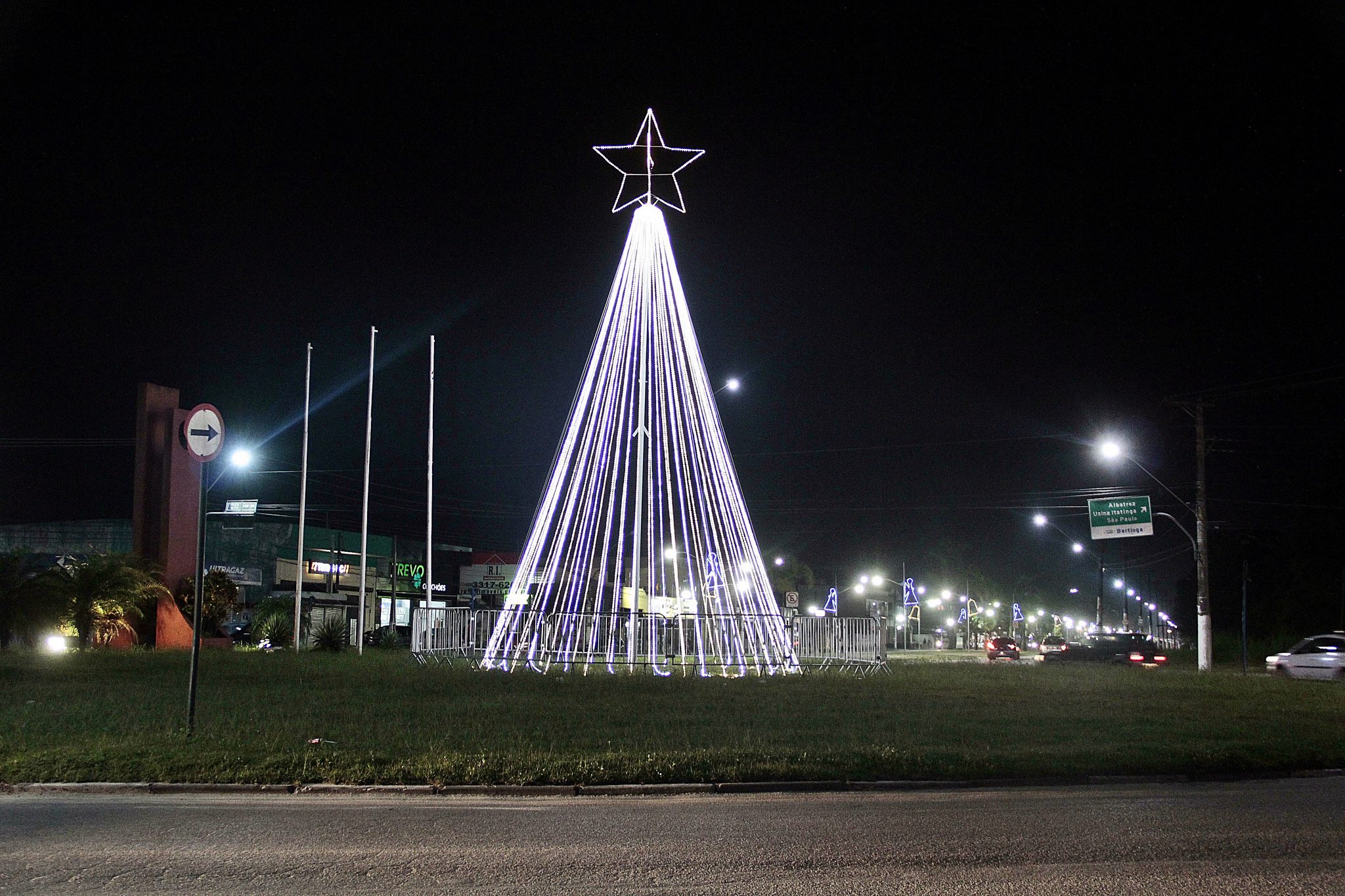 Bertioga recebe iluminação de Natal em diversos pontos da Cidade Bertioga recebe iluminação de Natal em diversos pontos da Cidade