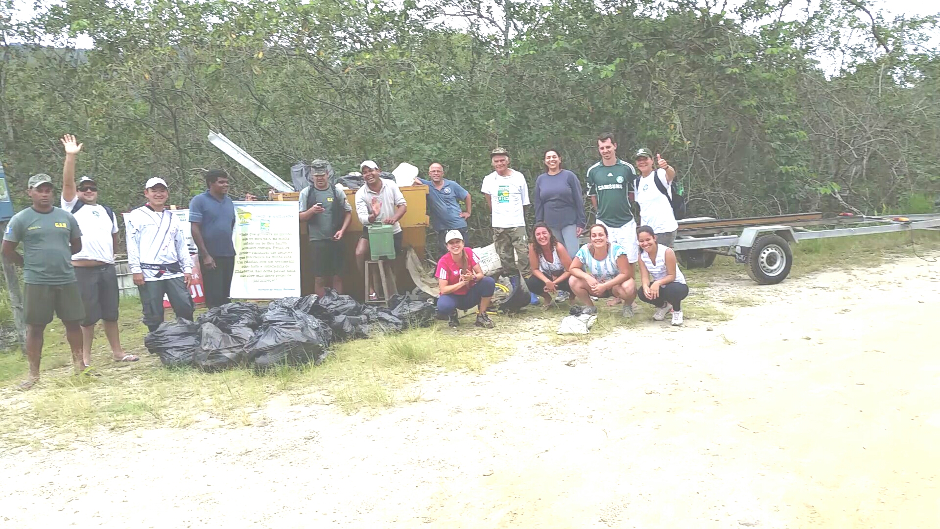 Ação recolhe cerca de 700 quilos de lixo do mangue e praia em Guaratuba