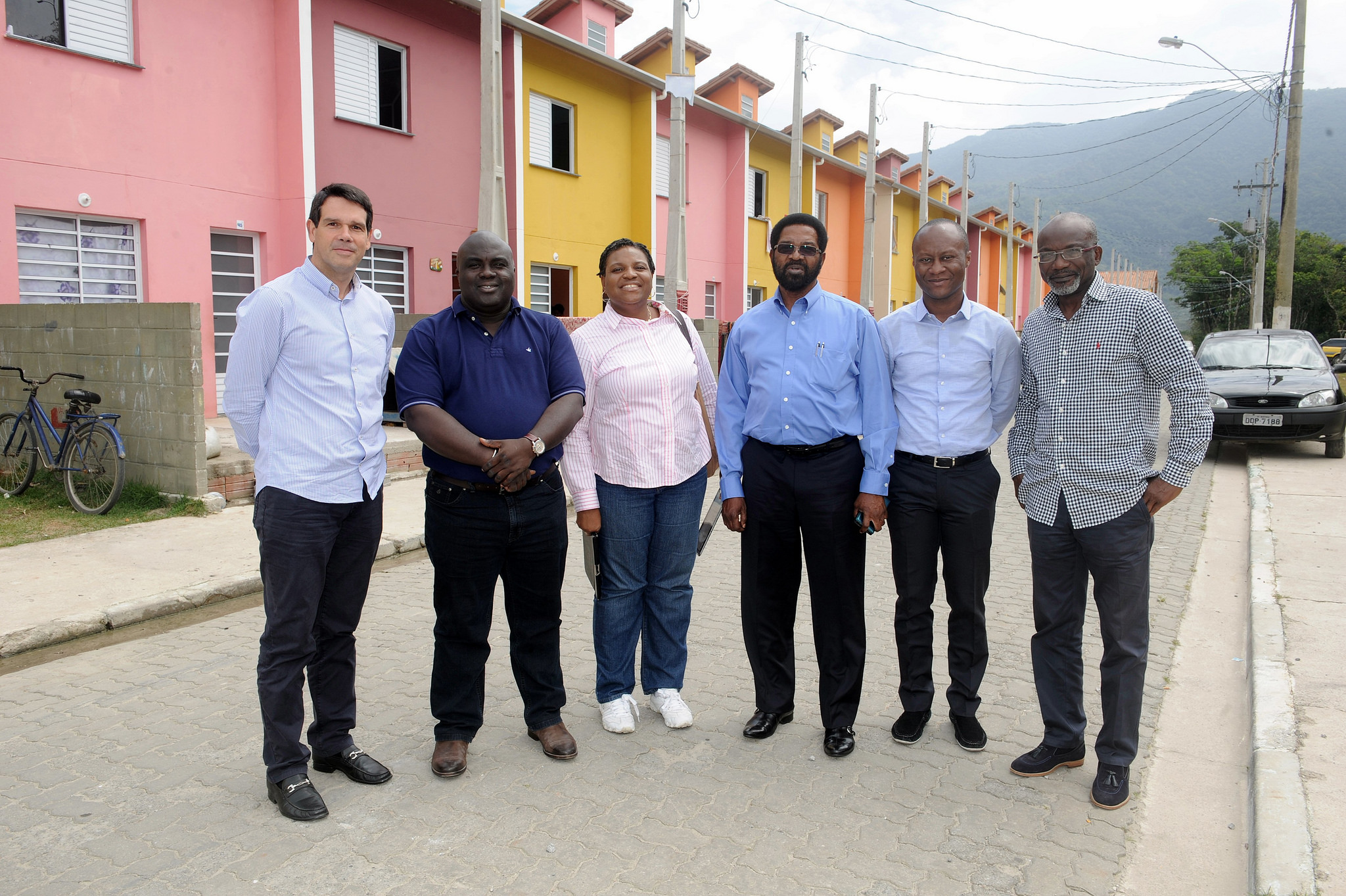 Prefeito e ministro de Gana visitam canteiro de obras do Jd. Vicente de Carvalho
