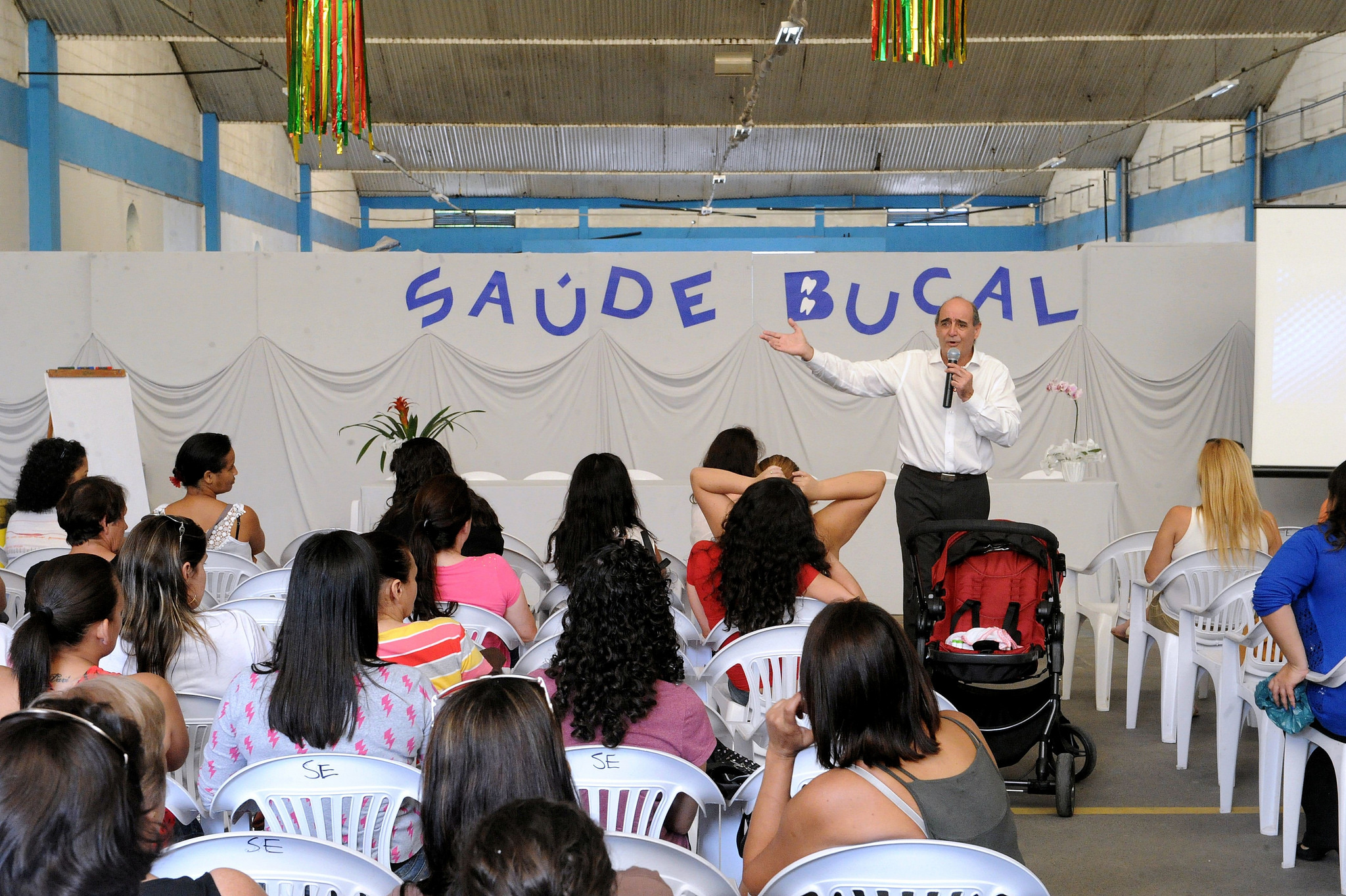 Cerca de 200 professores da rede participam de palestra sobre saúde bucal