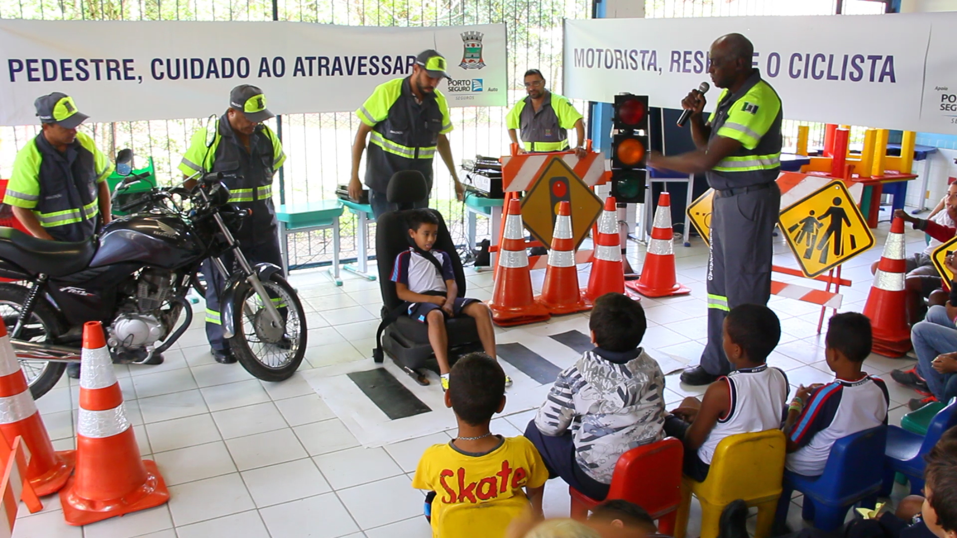 Crianças da rede aprendem como se comportar com segurança no trânsito