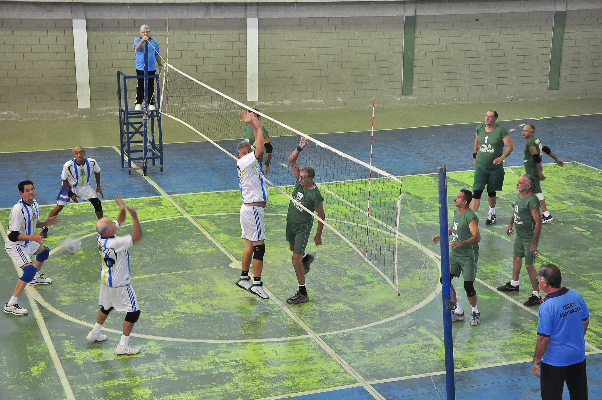 Equipe de vôlei da melhor idade participa da final do CBEATI