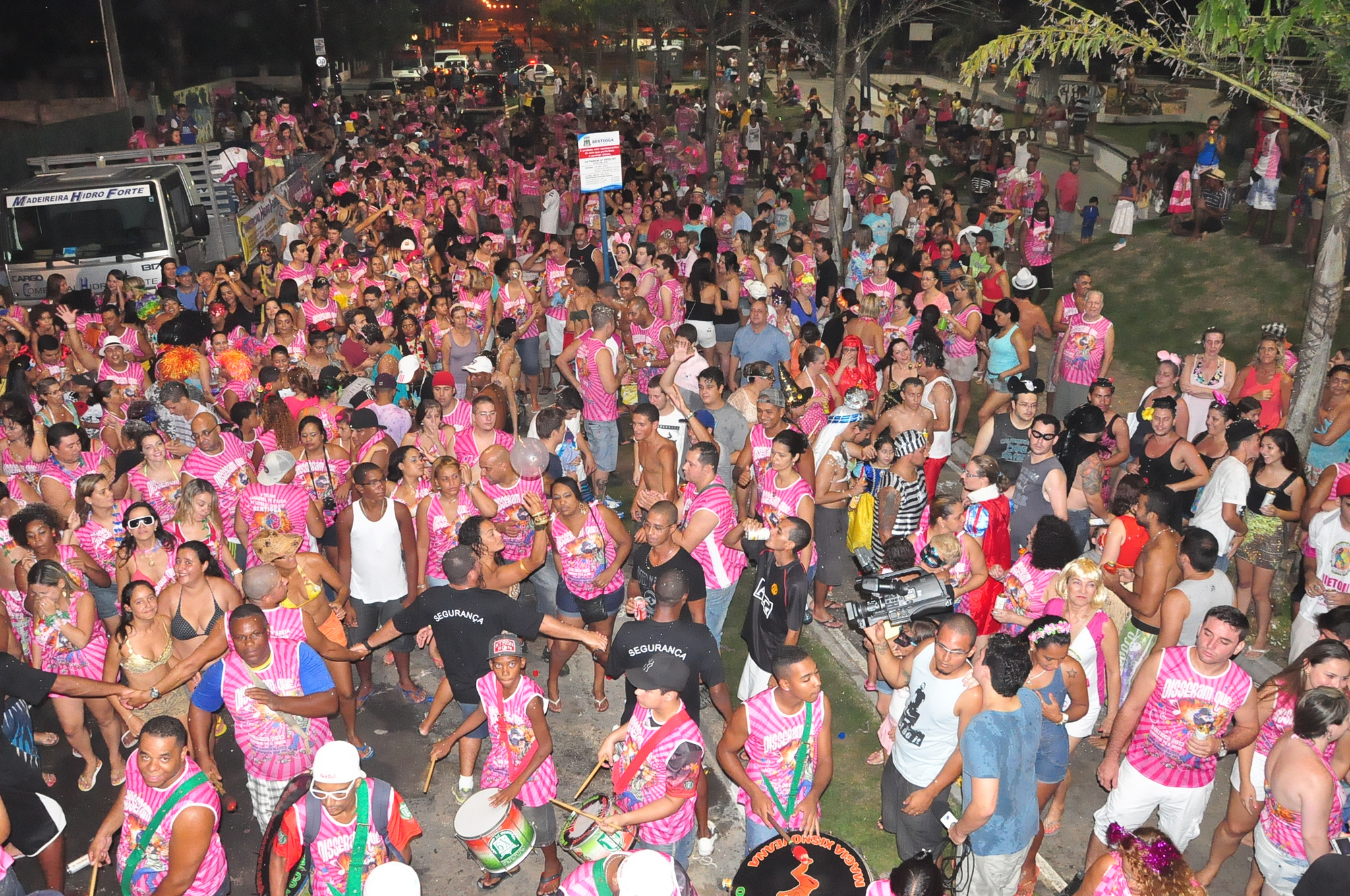 Carnaval Pé n’areia tem folia em todos os bairros