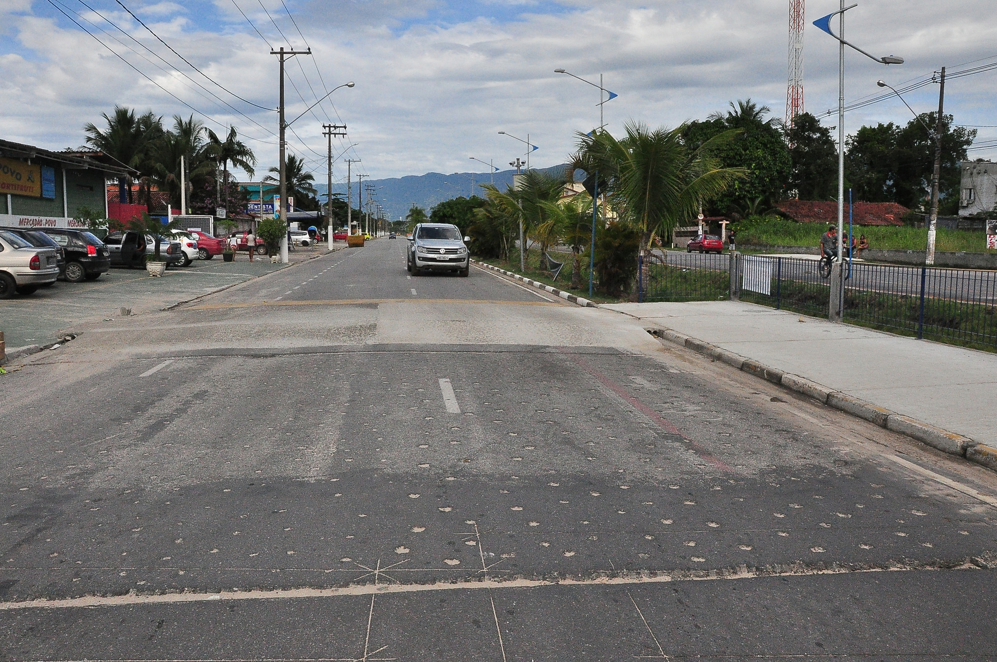 Travessias na ‘Anchieta’ ganham mais segurança com a implantação de lombofaixas