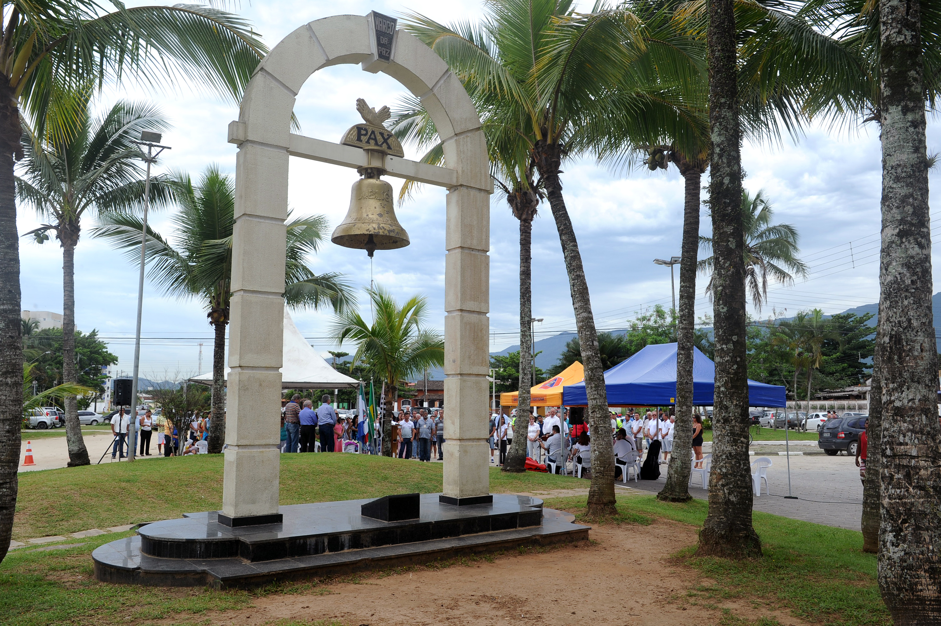 Homenagens marcam 6º  aniversário do Marco da Paz em Bertioga