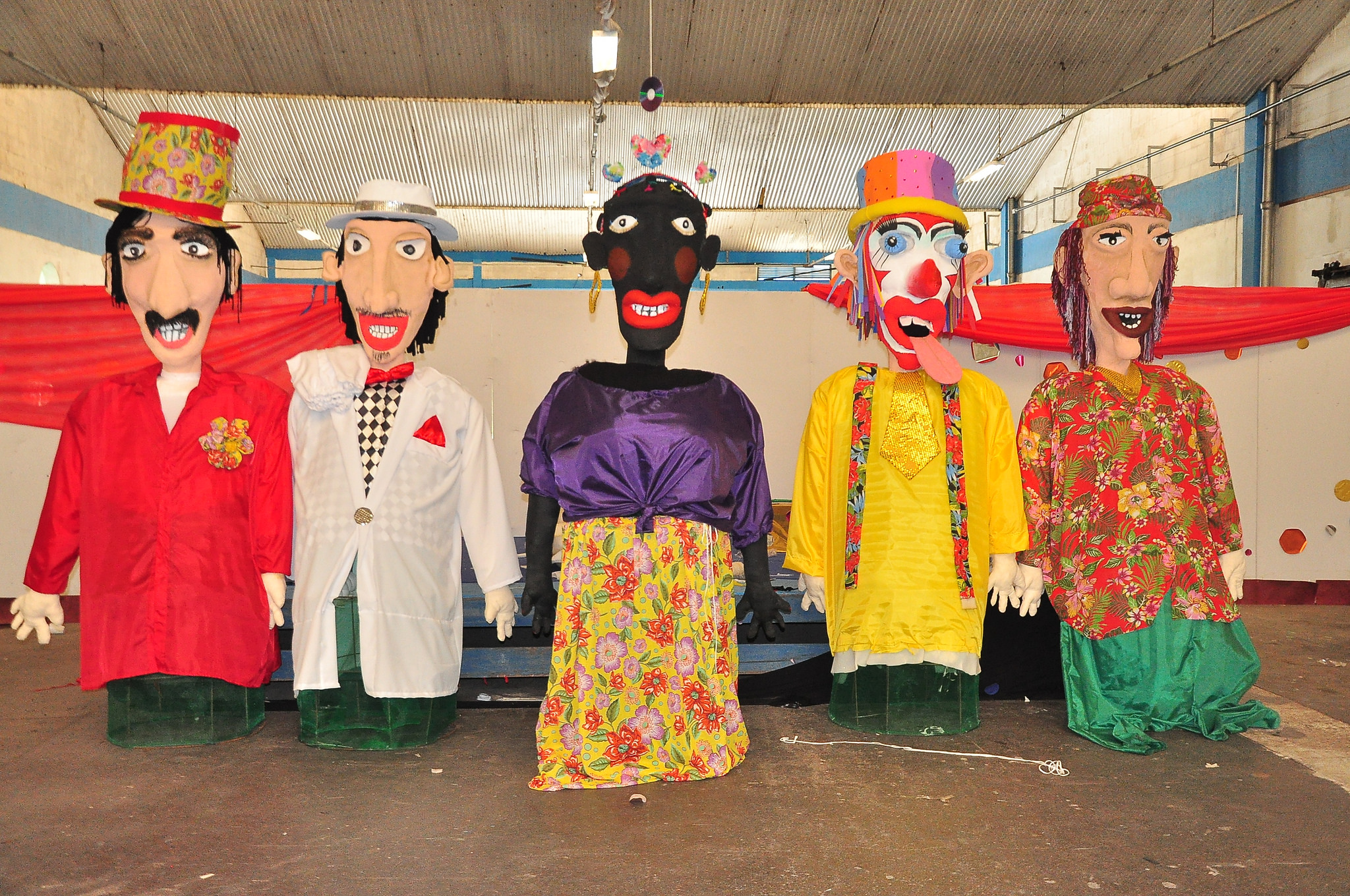 Bonecos gigantes animam o Carnaval em Bertioga