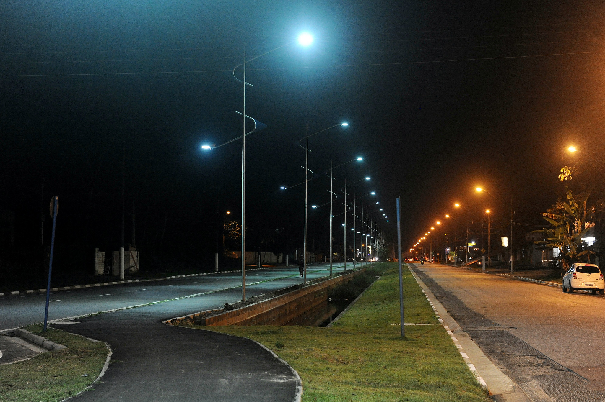 Prefeitura entrega iluminação desportiva na orla do Indaiá e Rio da Praia