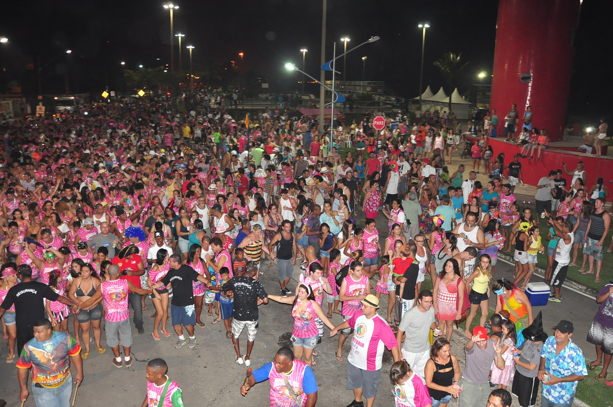 Sábado tem bloco, matinê, marchinha e Carnaeletrônico em Bertioga