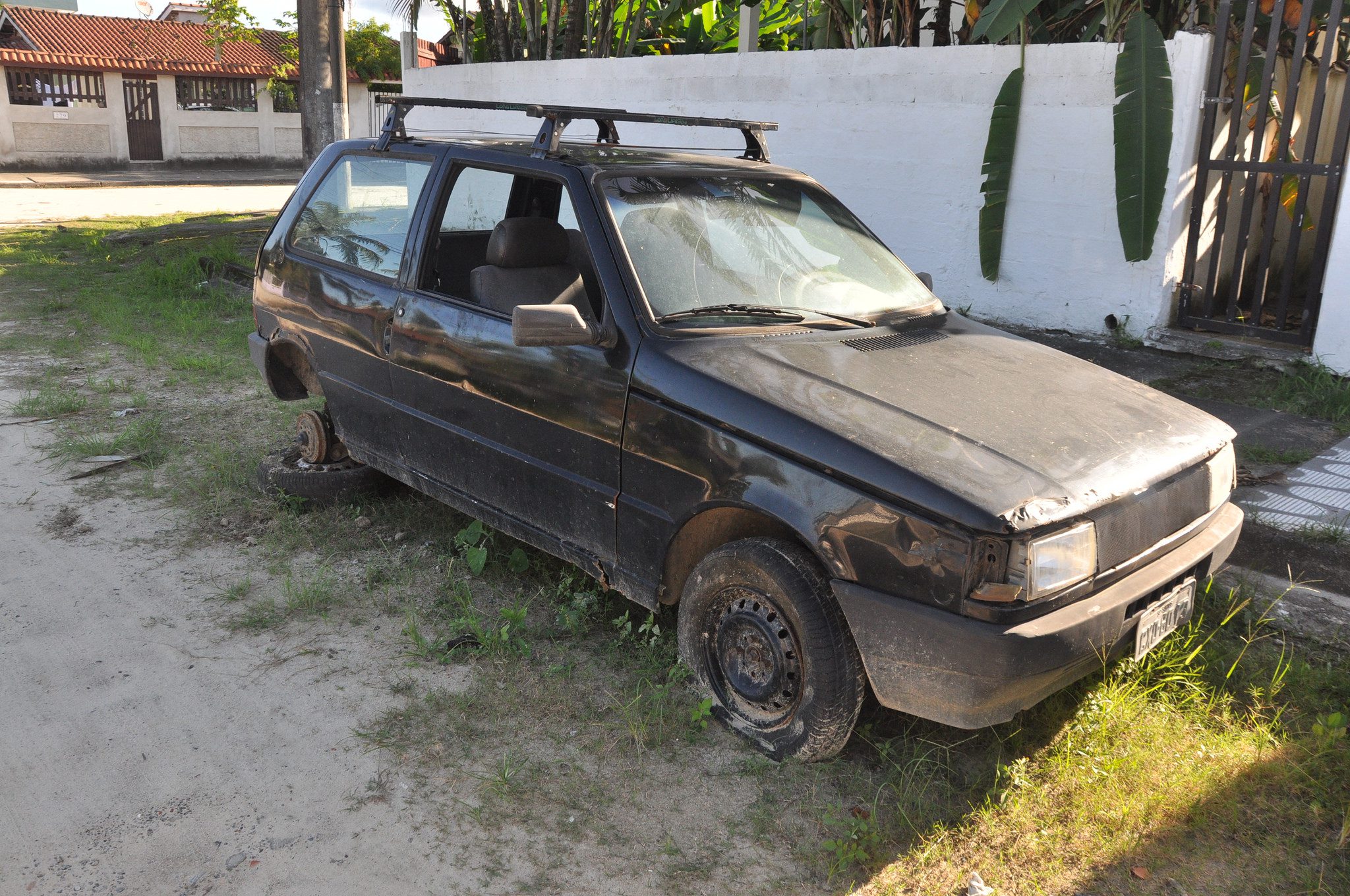 Lei autoriza recolhimento de veículos abandonados nas ruas