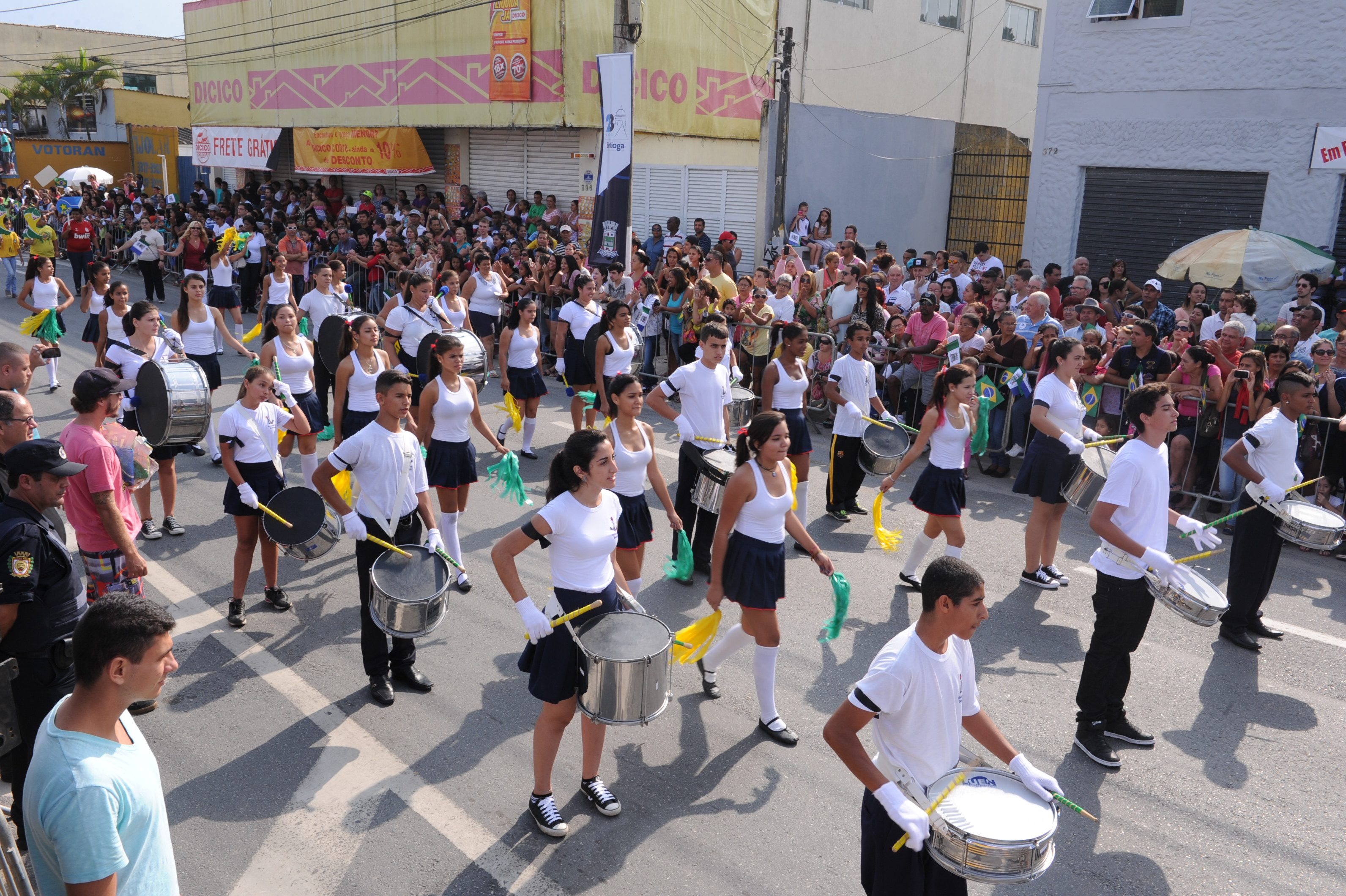 Desfile de aniversário tem como tema a paixão por Bertioga