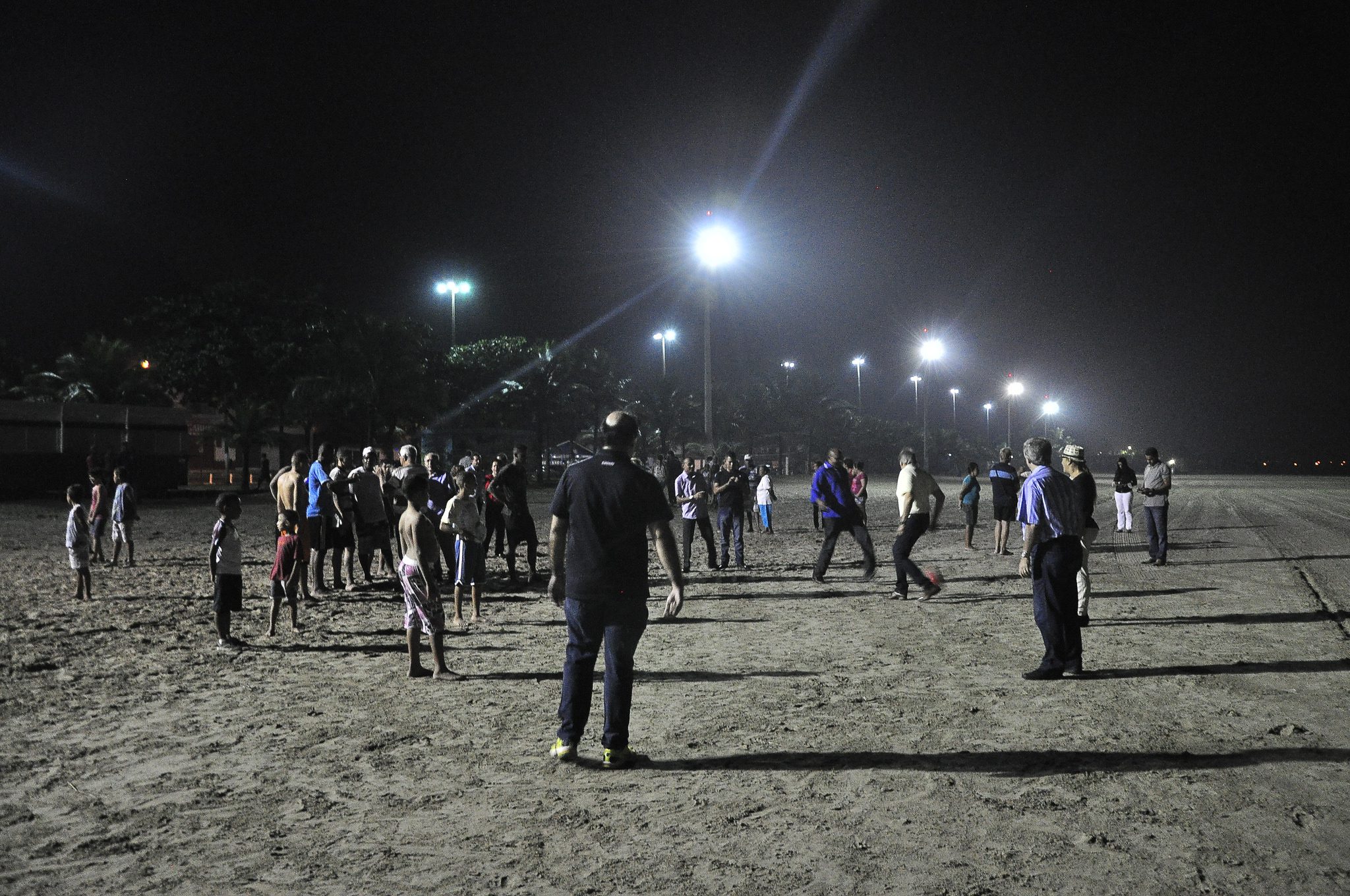 Prefeitura entrega iluminação desportiva na orla de Vista Linda