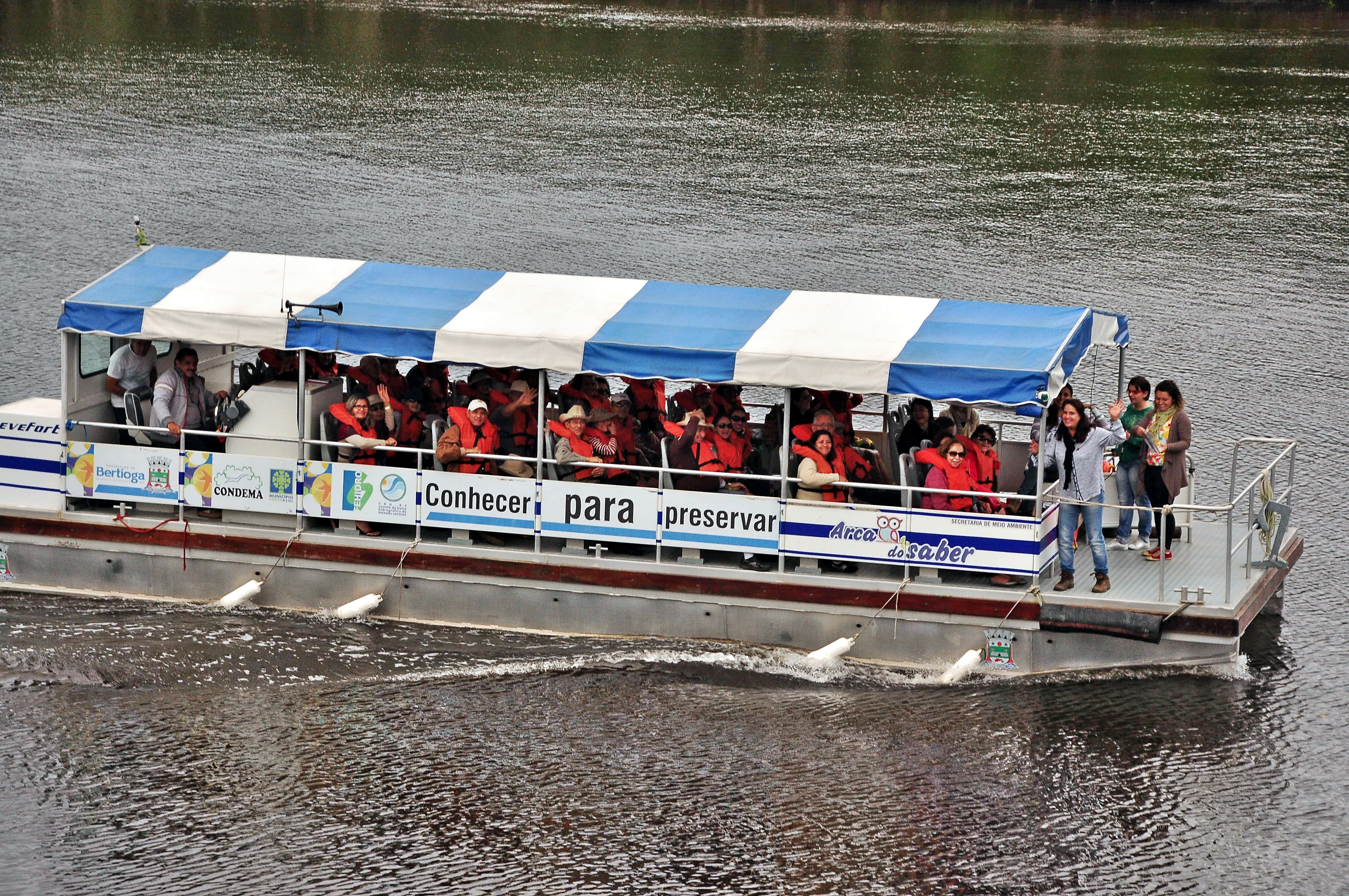 Turistas de Goiás conhecem o Barco Escola Arca do Saber