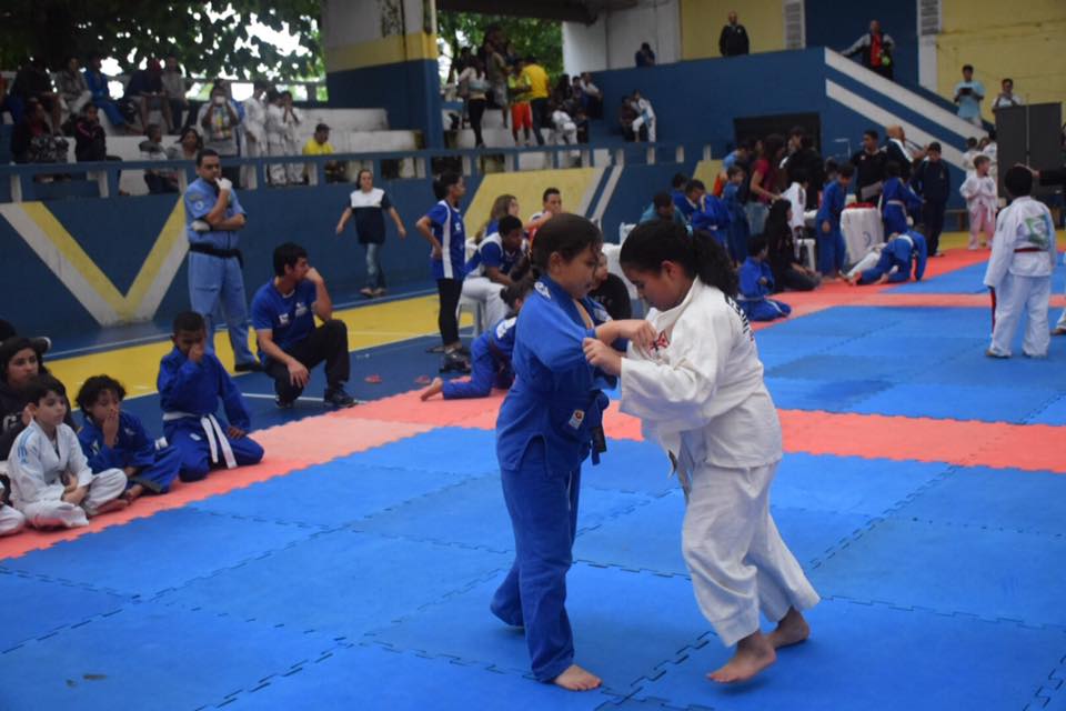 Judocas conquistam ouro, prata e bronze em competição, no Guarujá