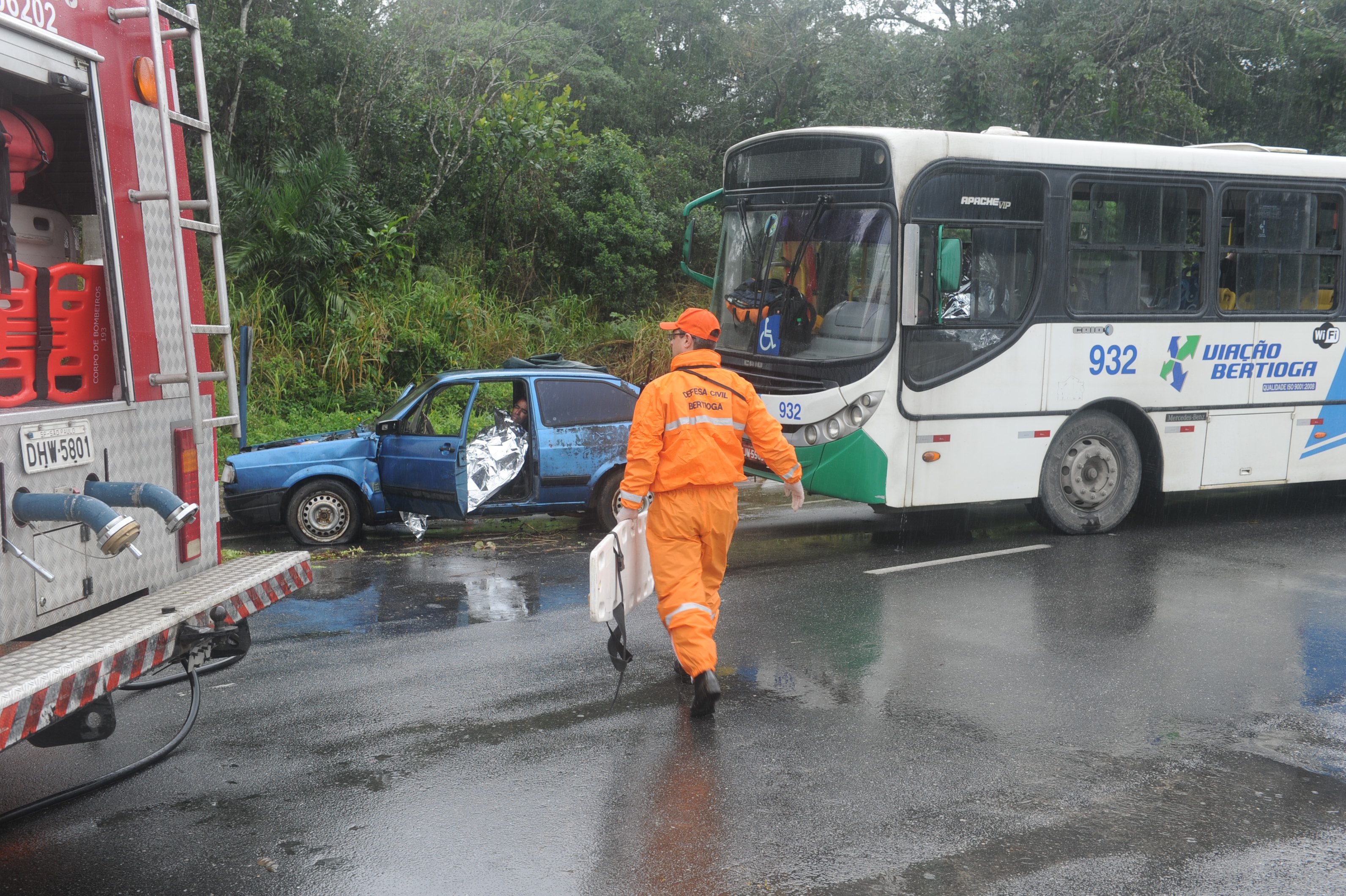 Simulação de acidente mostra resgate de vítimas na Avenida Anchieta