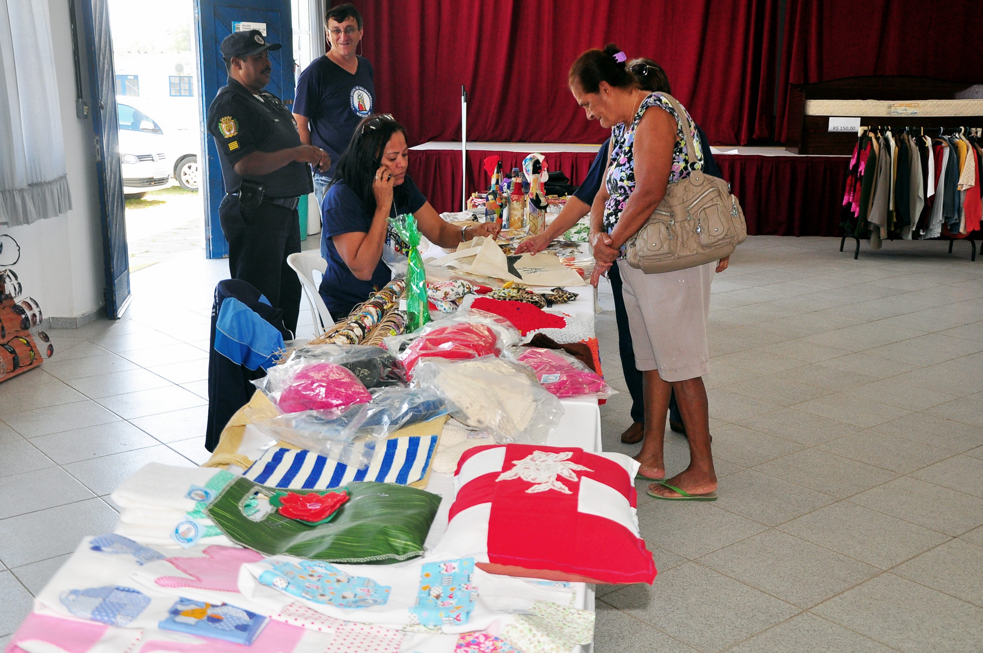 Bazar Beneficente do Fundo Social recebe mais de 300 pessoas