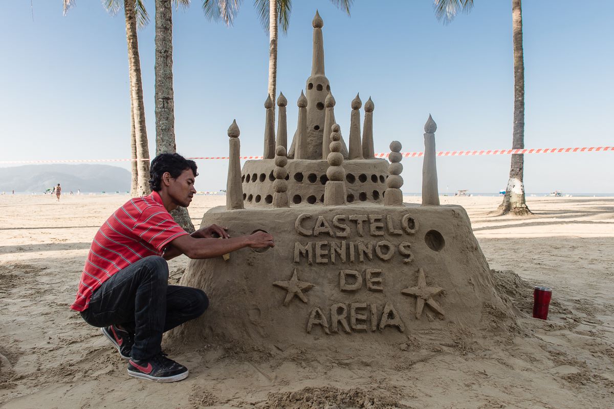 'Meninos de areia' fazem  esculturas na Praia da Enseada