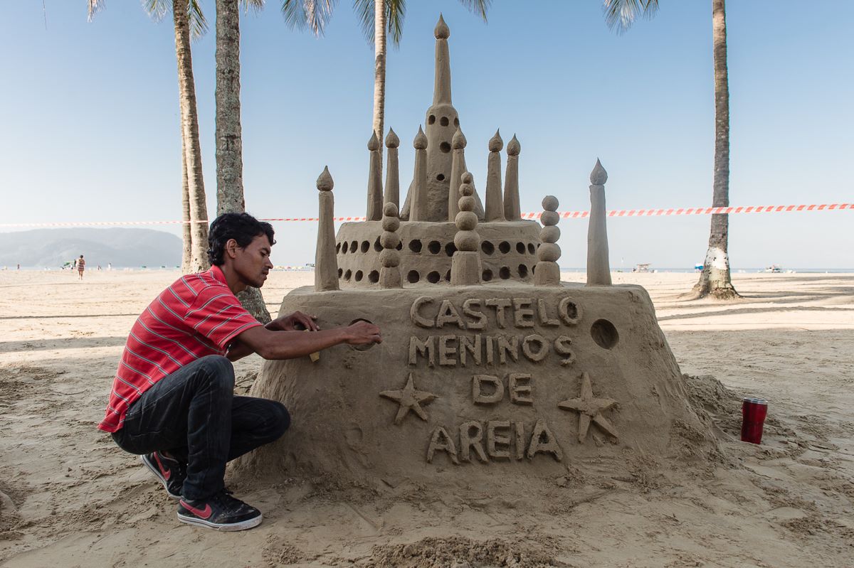 'Meninos de areia' fazem esculturas na Praia da Enseada