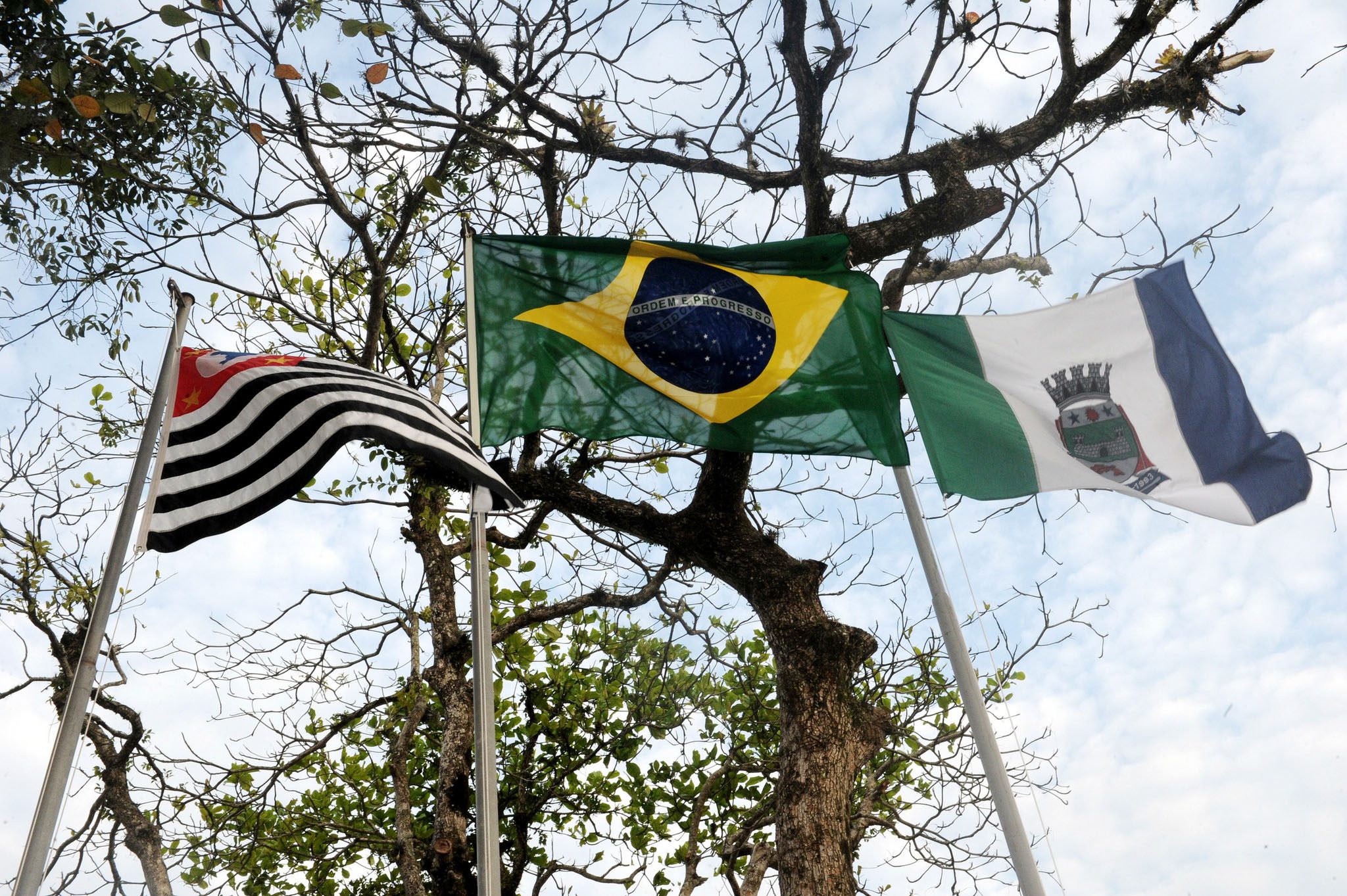 Hasteamento de bandeiras e premiação de alunos marcam dia da Independência