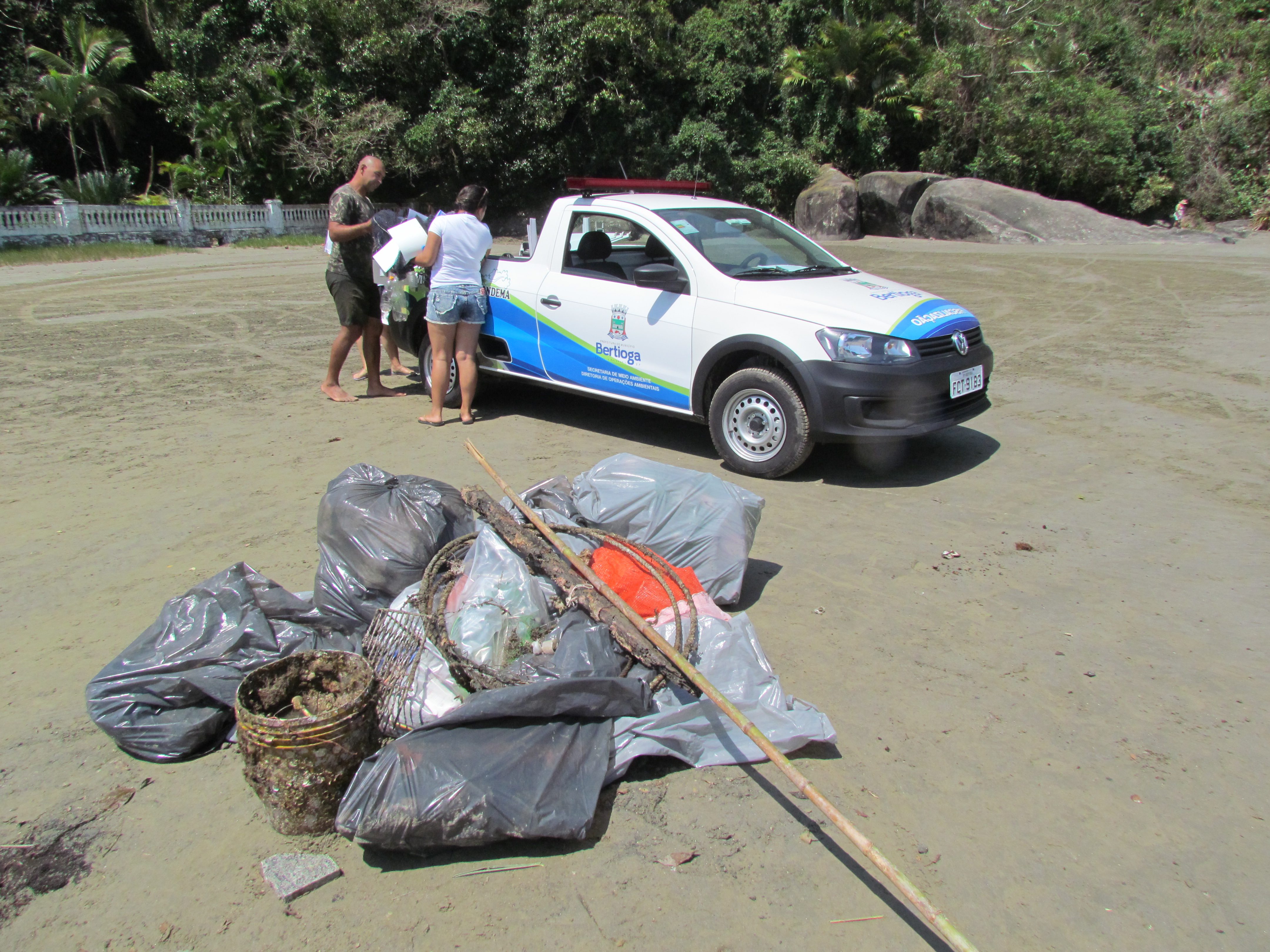 Mutirões de limpeza recolhem lixo de praias e rios de Bertioga