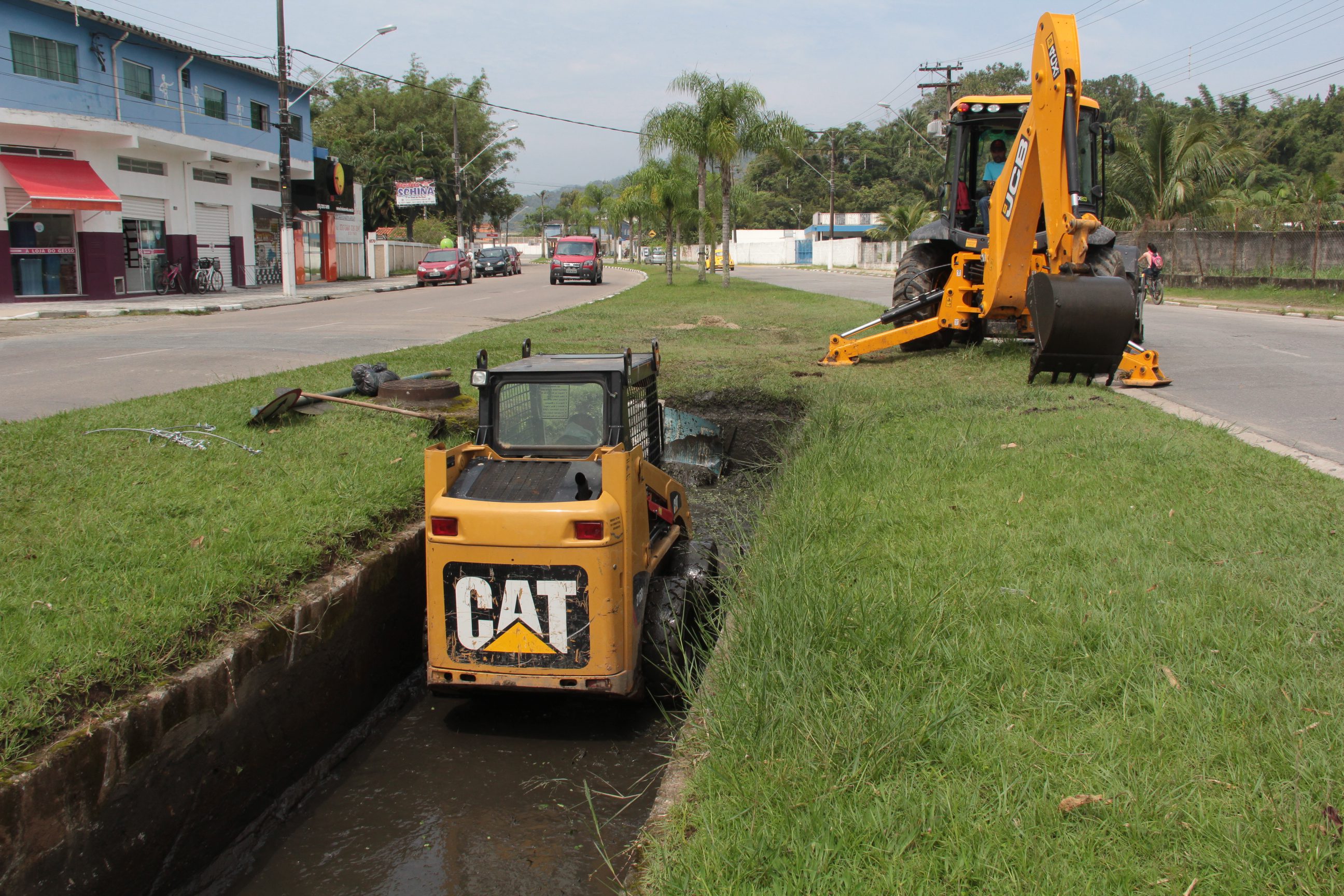 Prefeitura inicia limpeza dos canais de drenagem
