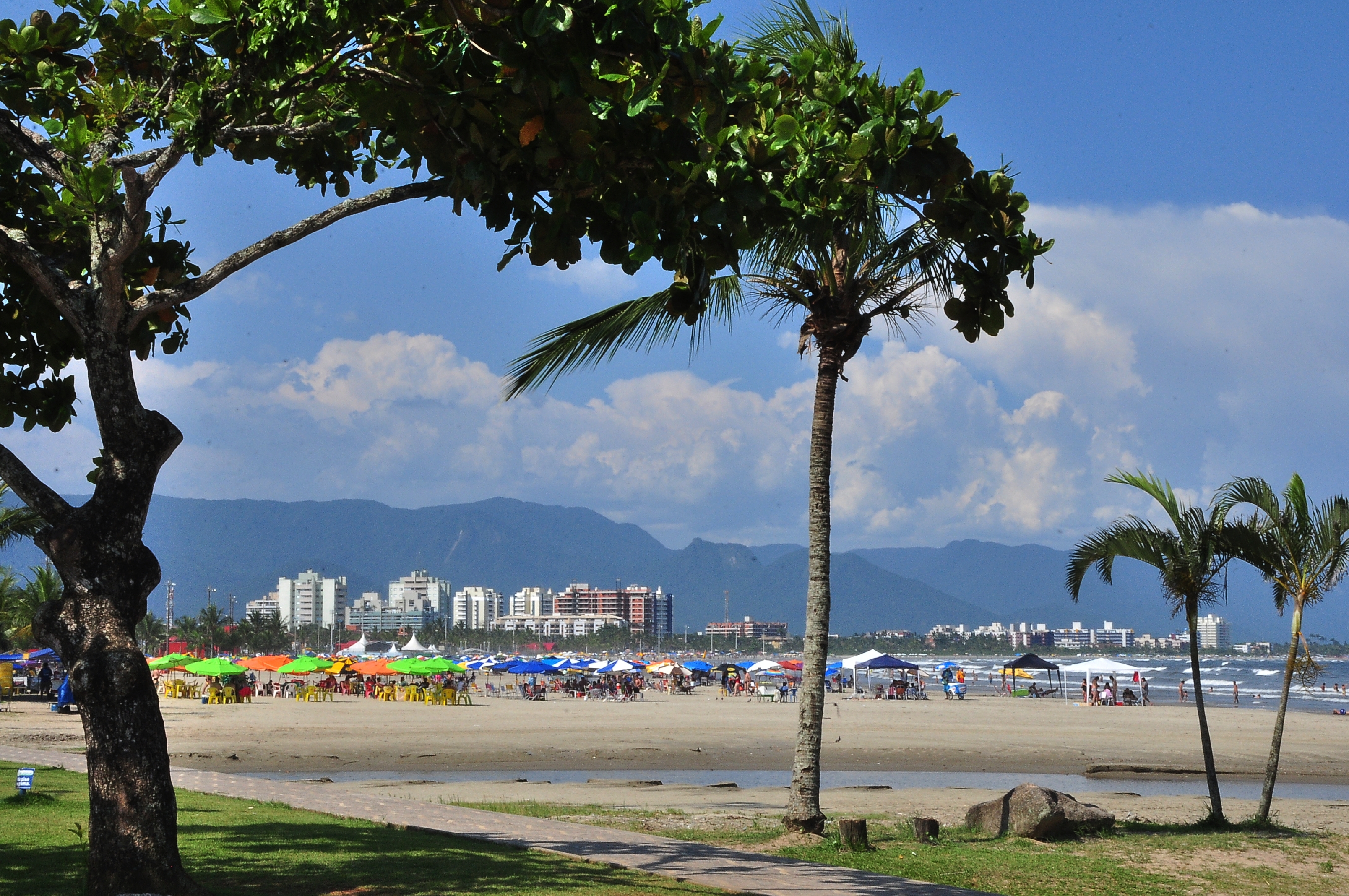 Prefeitura alerta ambulantes sobre horário de trabalho na faixa de areia