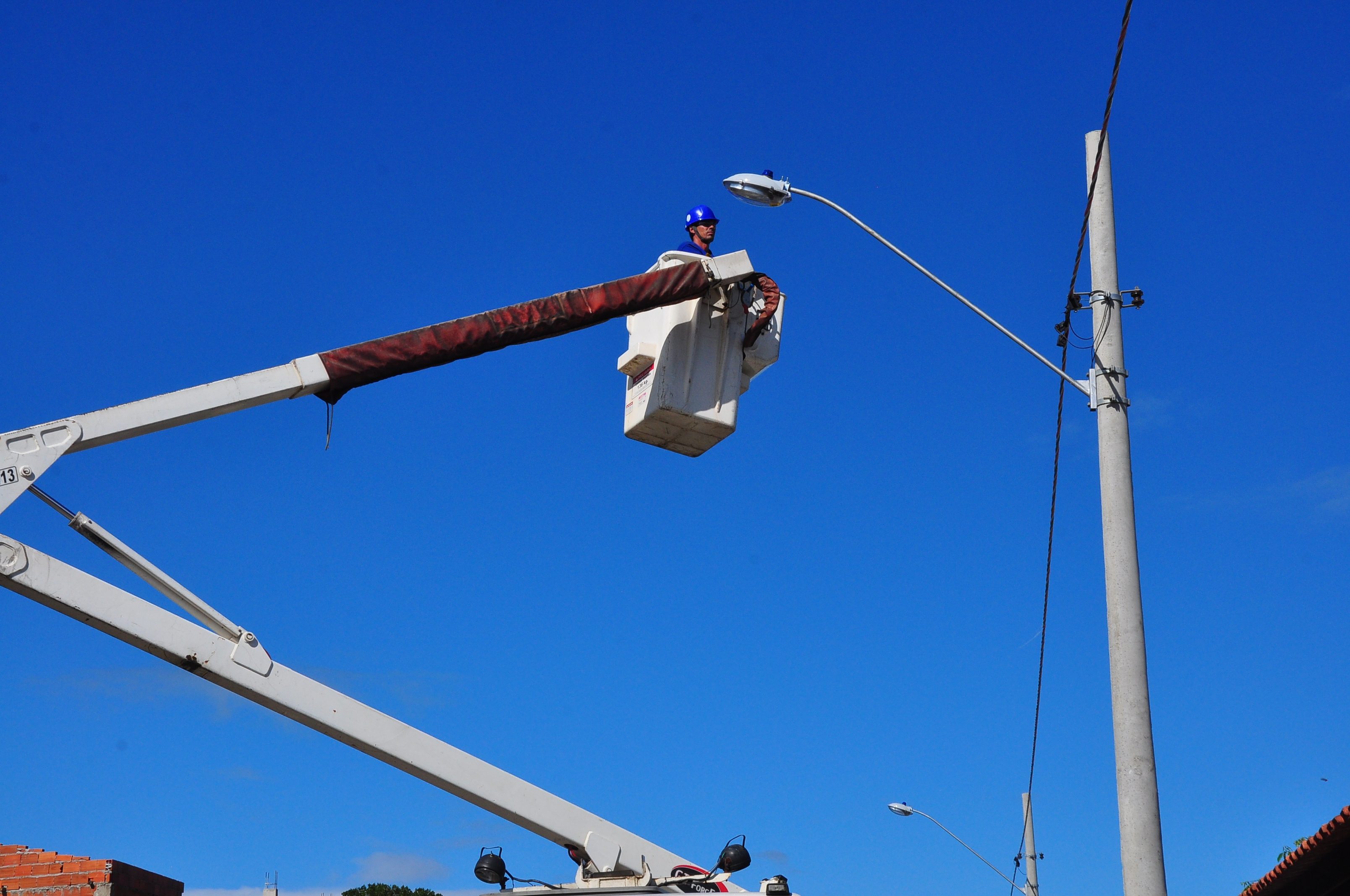 Expansão de iluminação beneficia 96 ruas