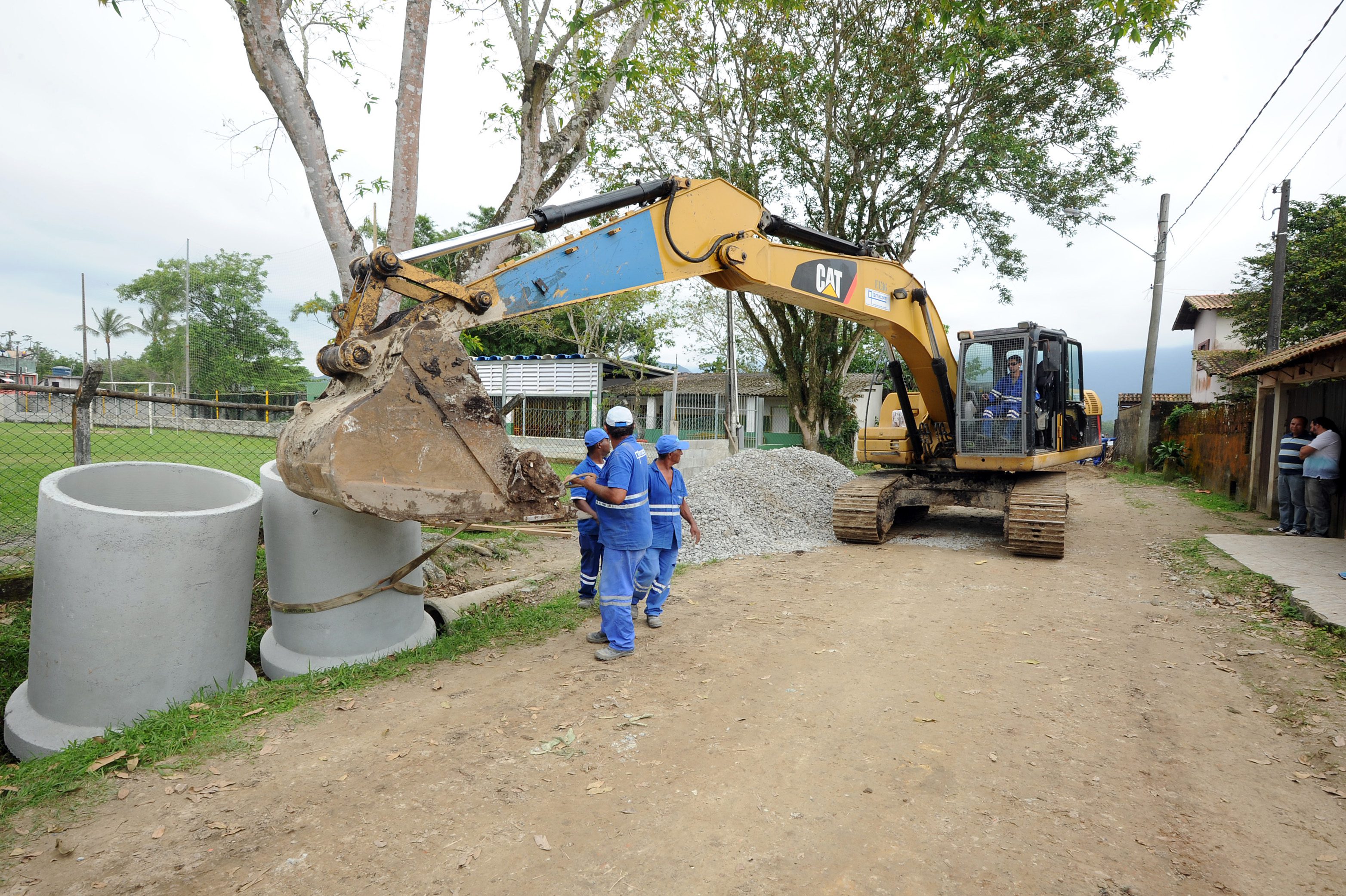 Rua Estevão da Costa começa a receber serviços de pavimentação