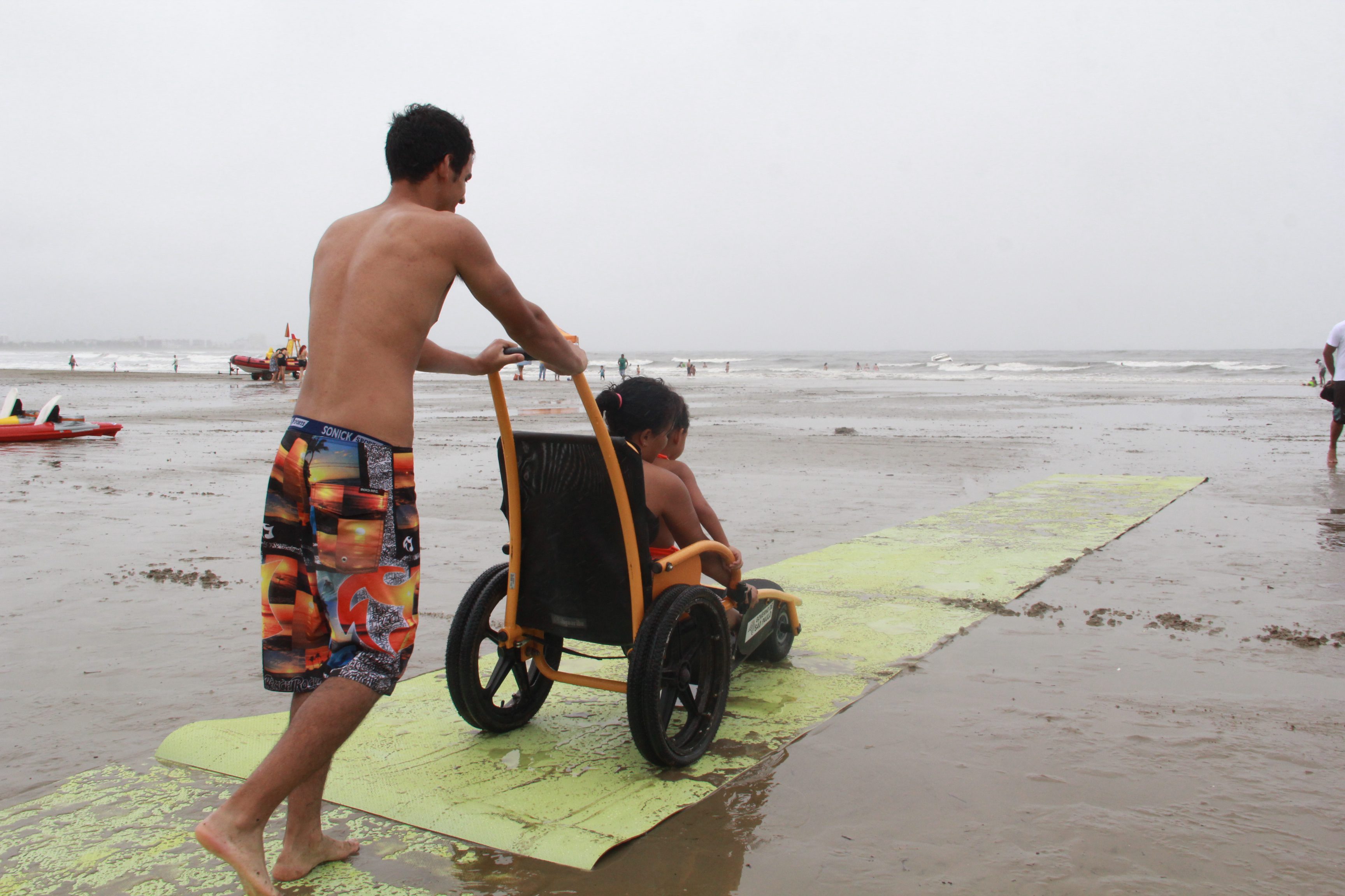 ‘Onda BGF Praia Acessível’ recebe público de 200 pessoas