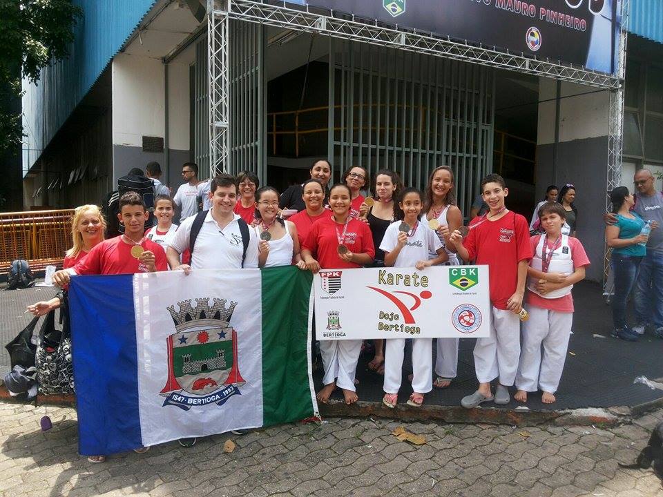 Caratecas conquistam oito medalhas e se classificam para o Paulista 2016