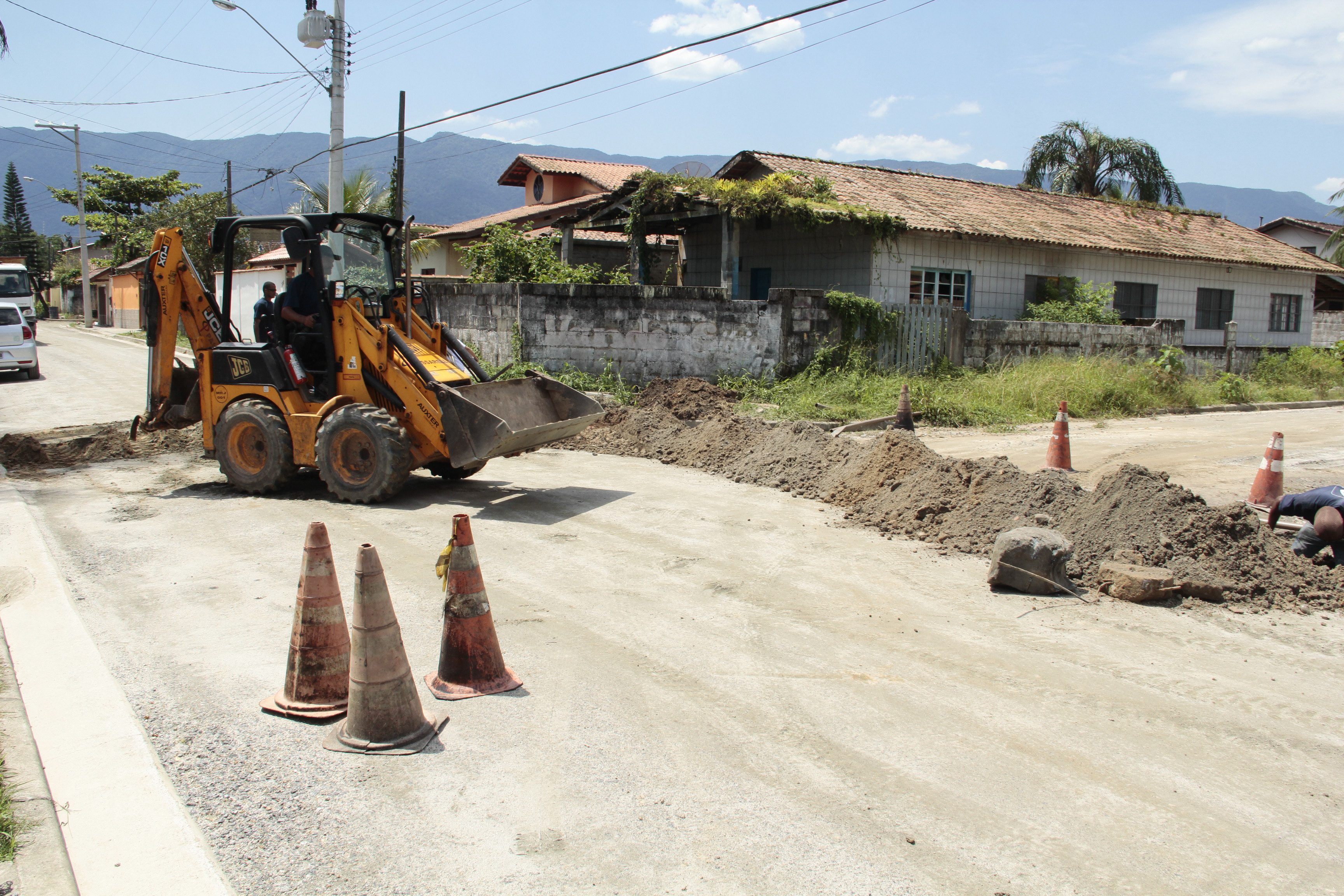 Rua Ivo Henrique é a primeira a receber asfalto na região central