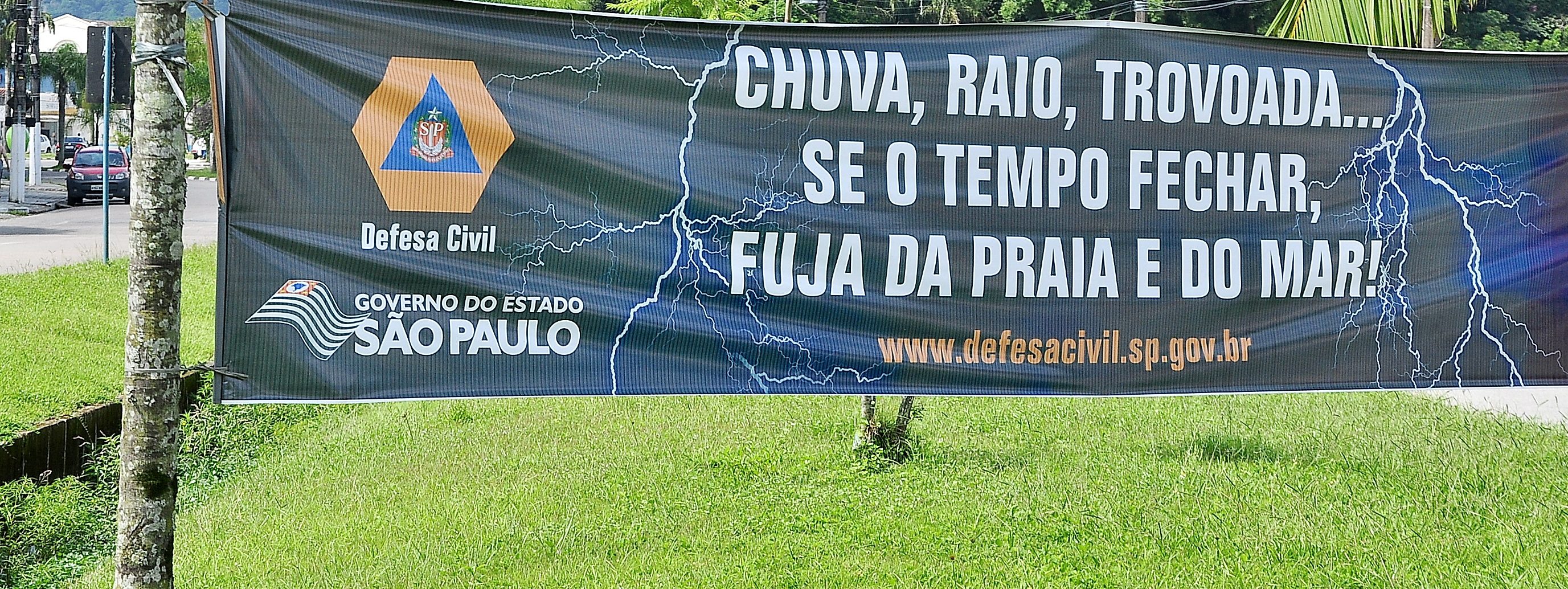 Defesa Civil instala faixas alertando sobre perigo dos raios