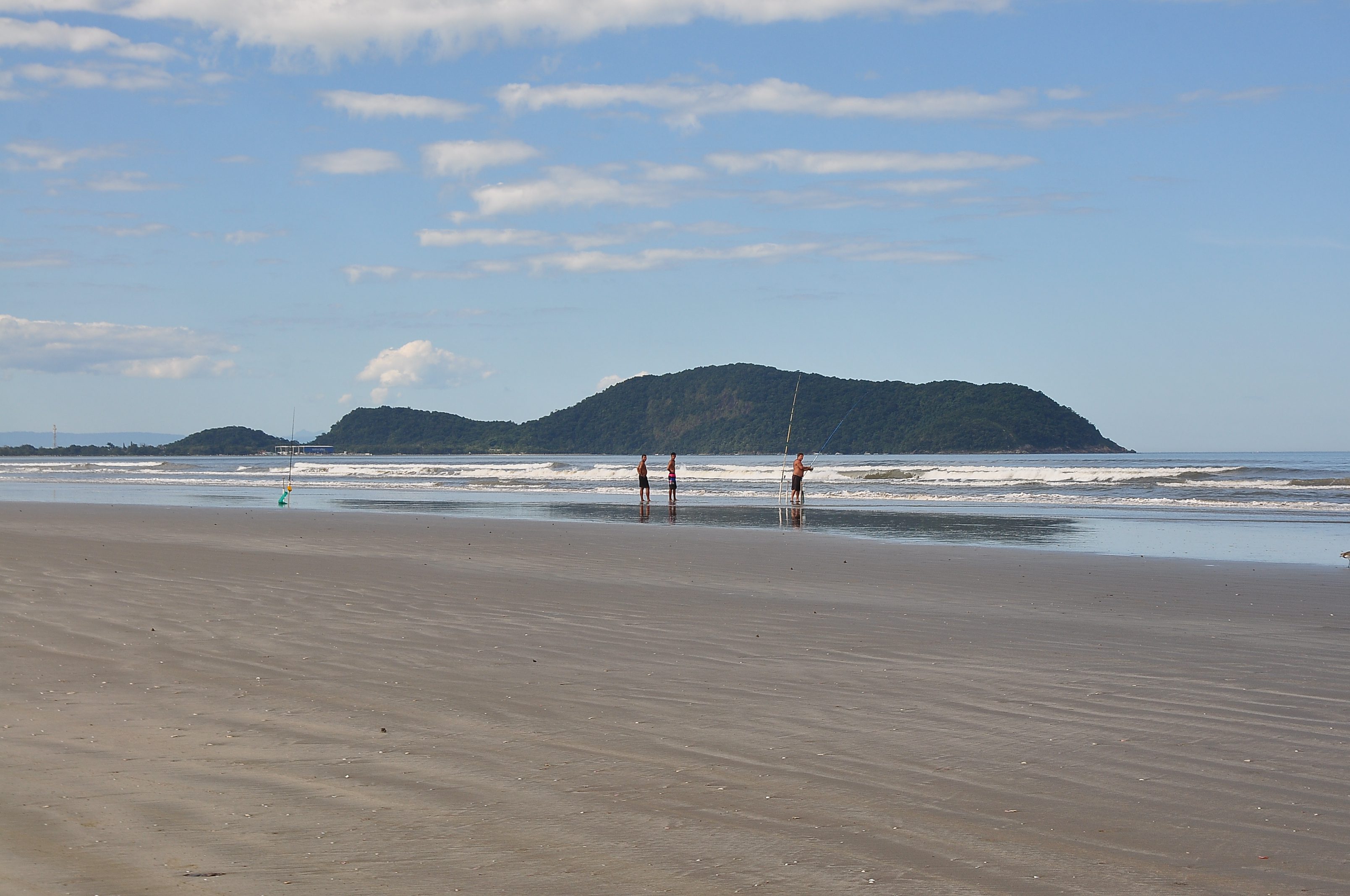 Prefeitura vai intensificar serviços de coleta de lixo e limpeza das praias