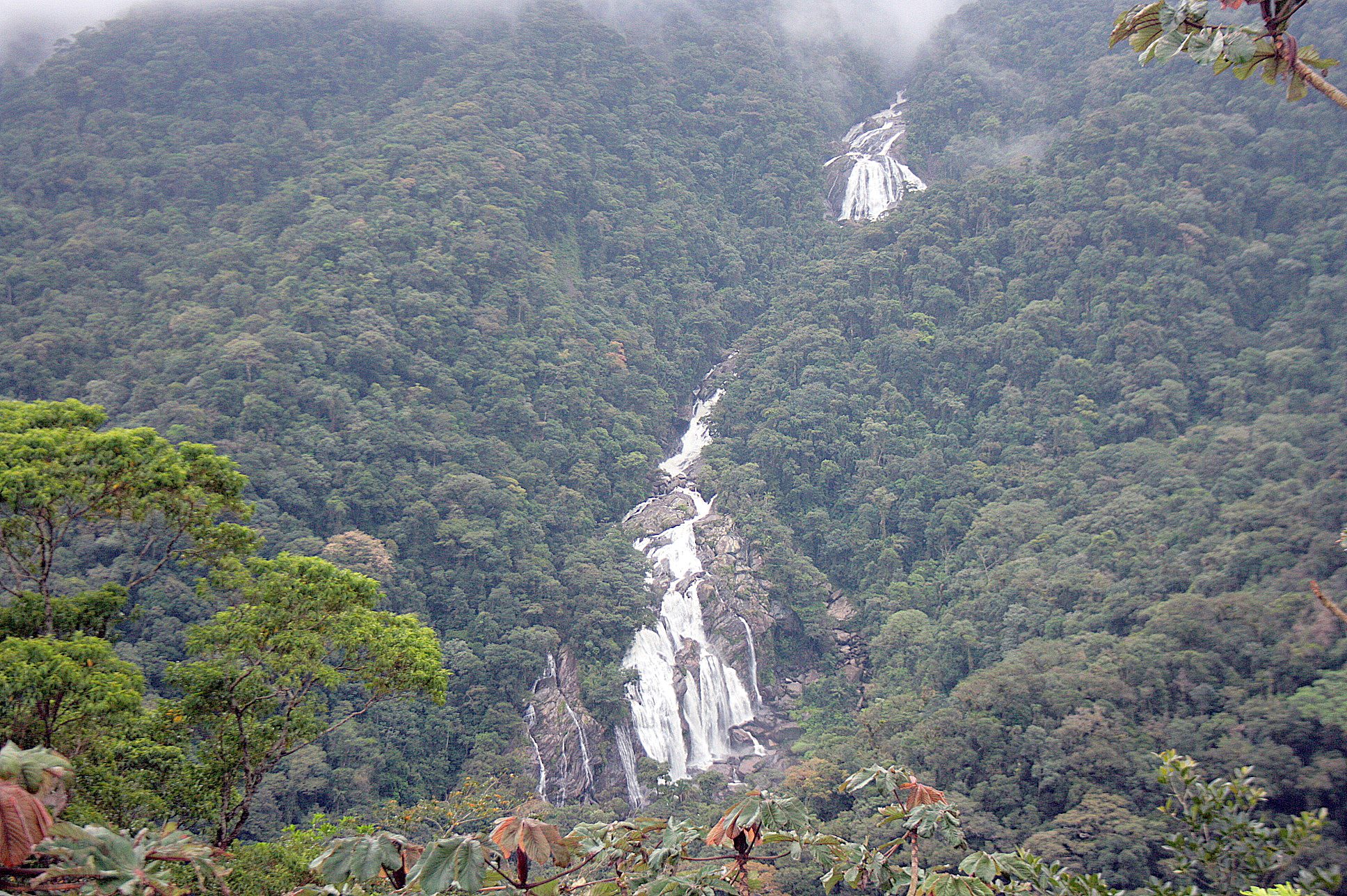 Ação conjunta aborda grupo de 150 pessoas na Cachoeira ‘Véu da Noiva’