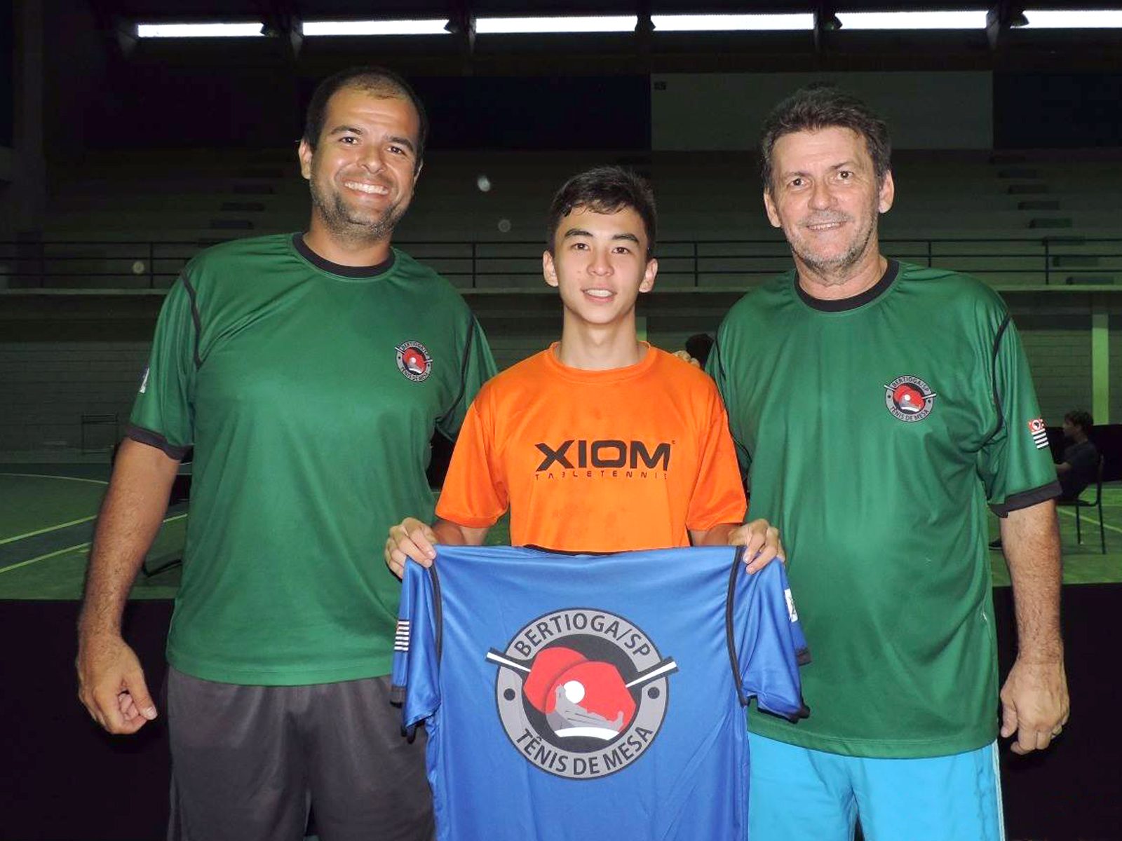 Atleta da Seleção Brasileira de Tênis de Mesa visita escolinha da Prefeitura