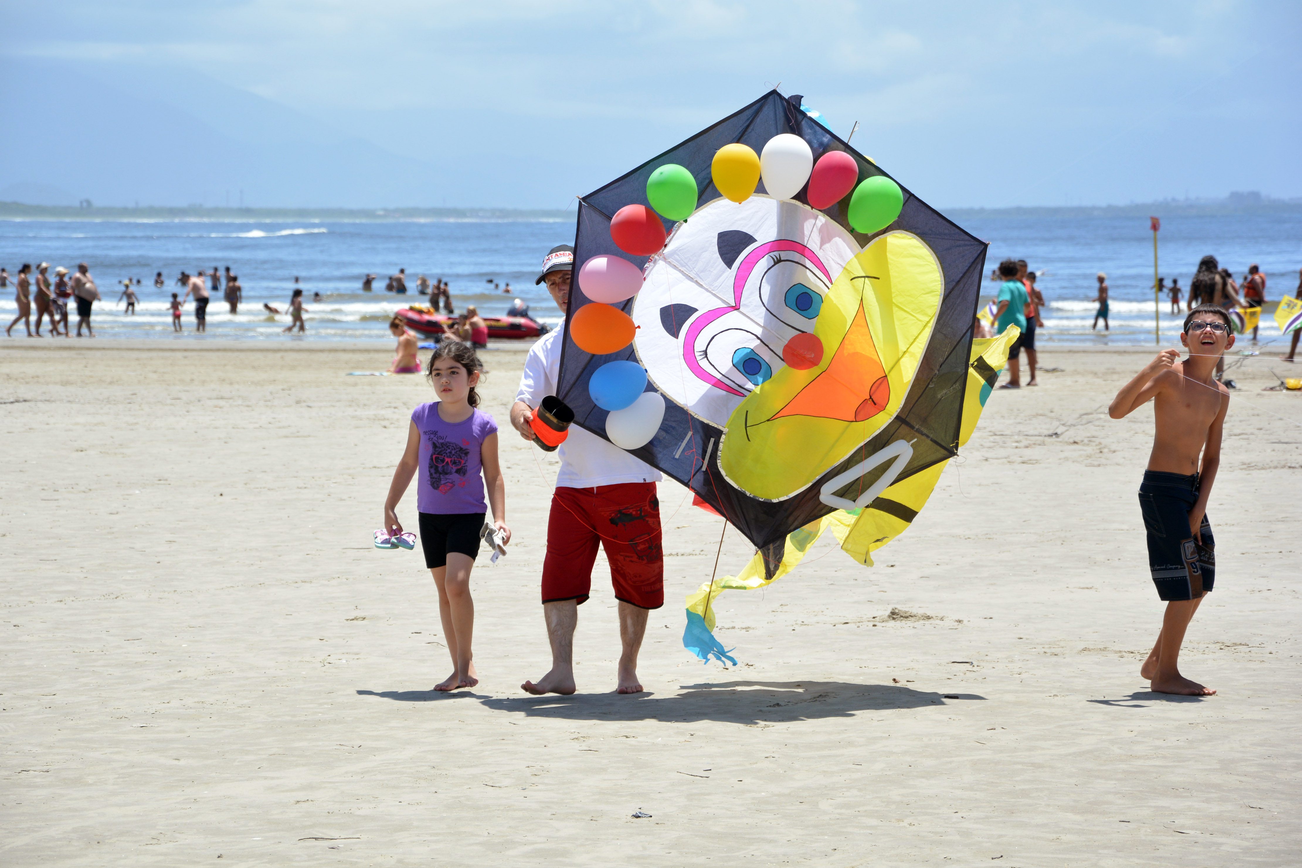 Revoada de pipas acontece domingo (14), na praia da Enseada, no Centro