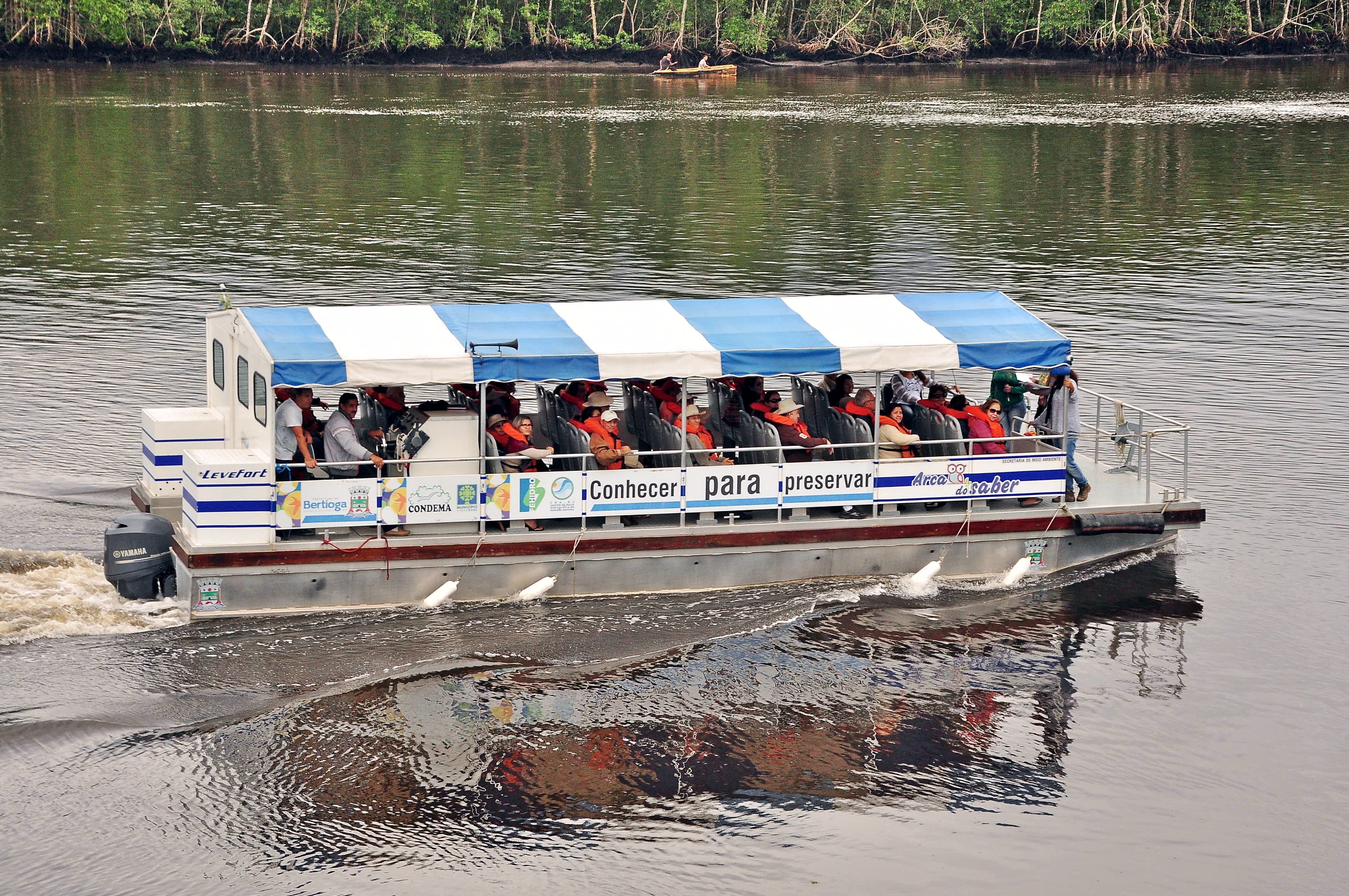 Mulheres ganham passeio de Barco Escola pelo Canal de Bertioga