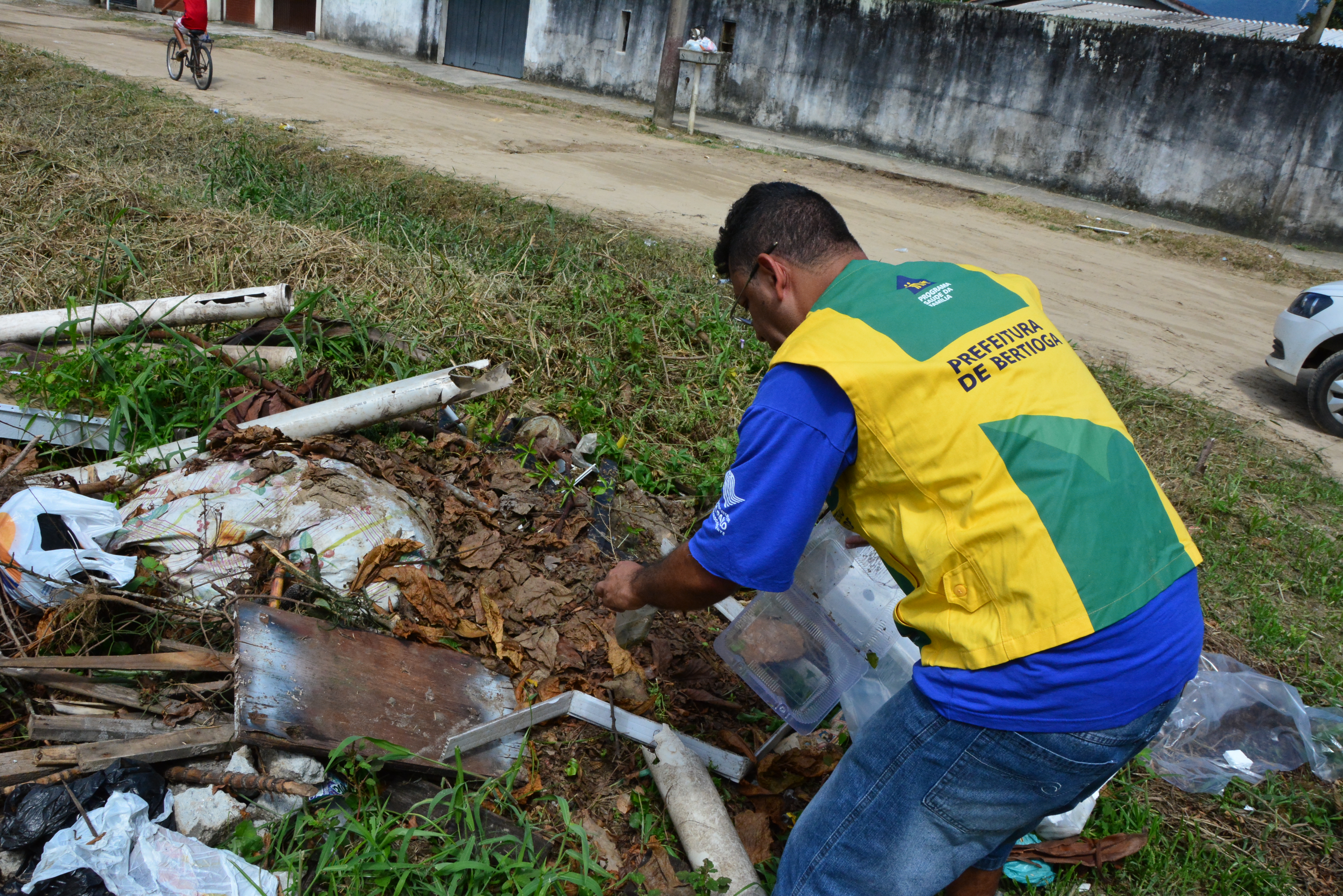 Mutirão de combate à dengue vistoria mais de seis mil residências no Município