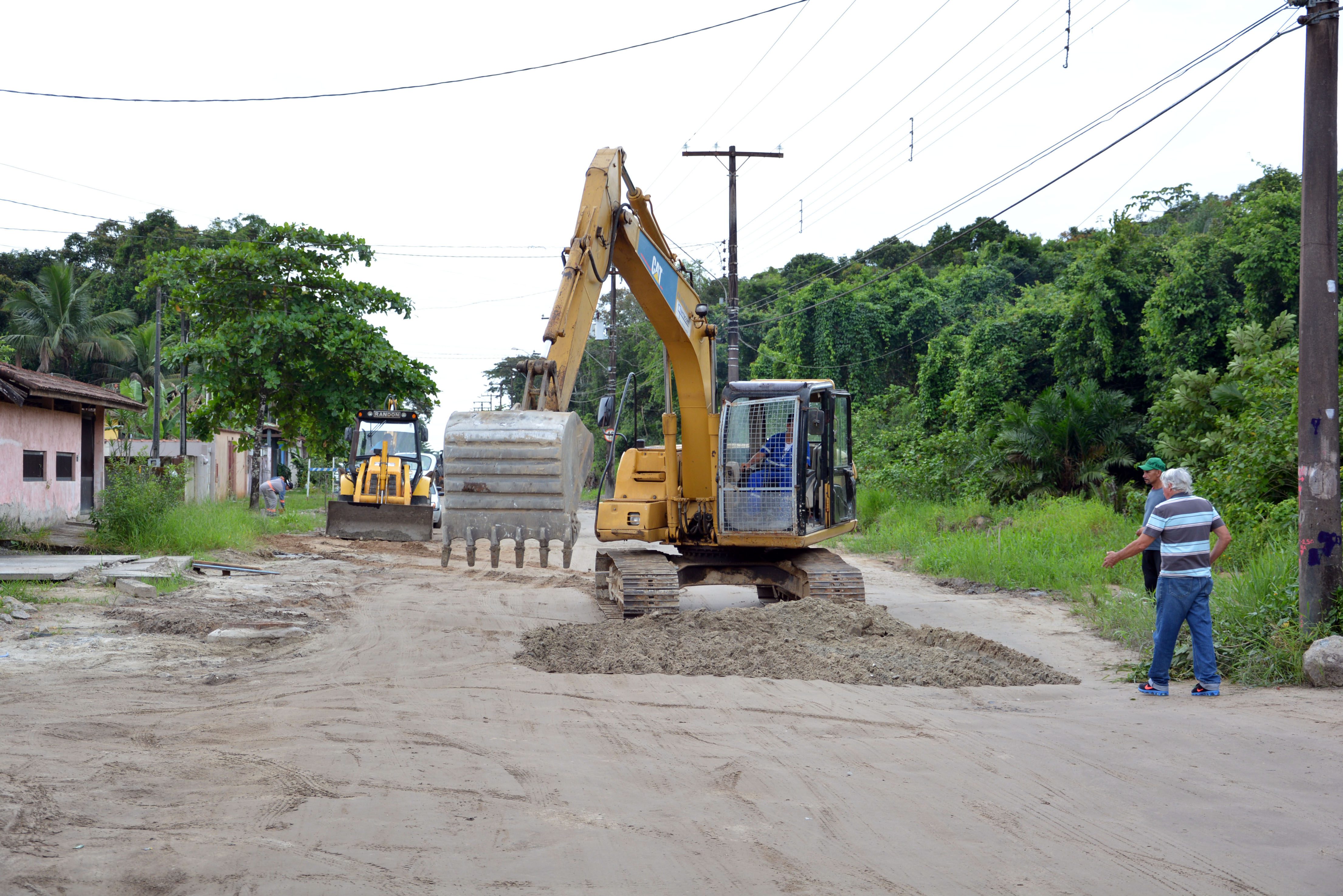 Rua Manoel Gajo começa a receber serviços de pavimentação