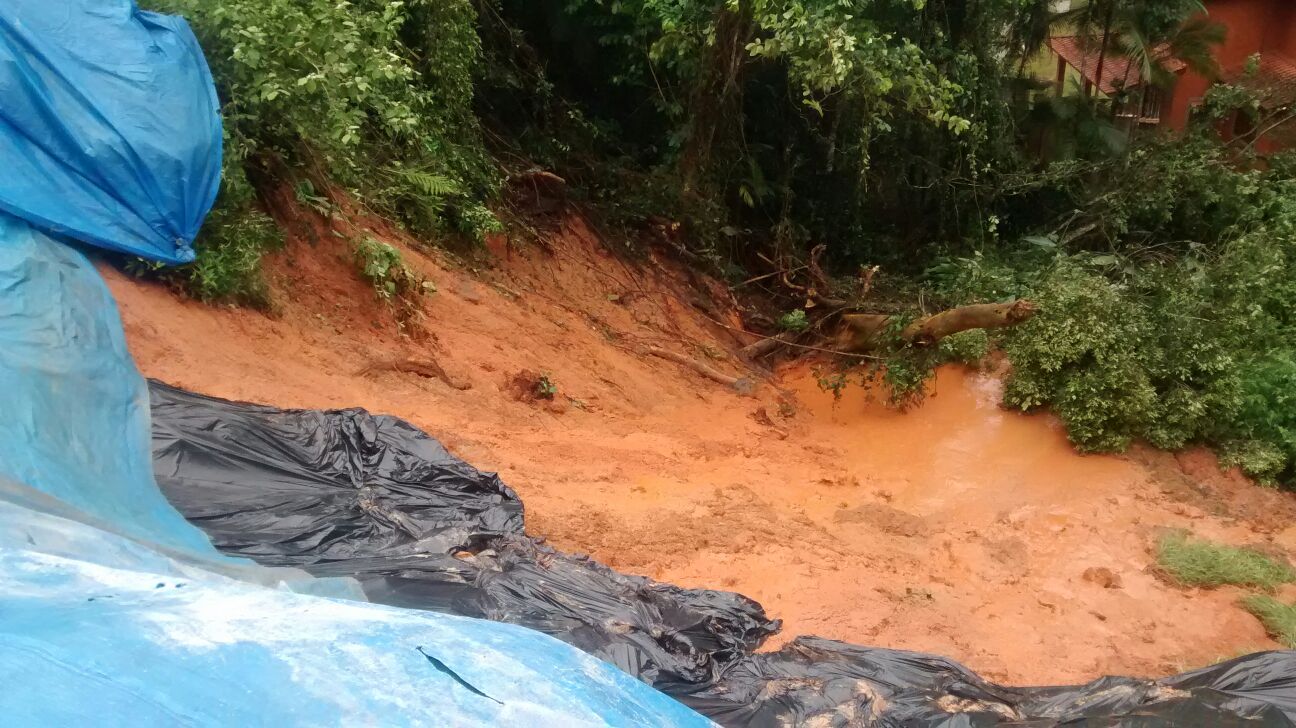 Chuvas provocam deslizamento de terra no bairro Costa do Sol
