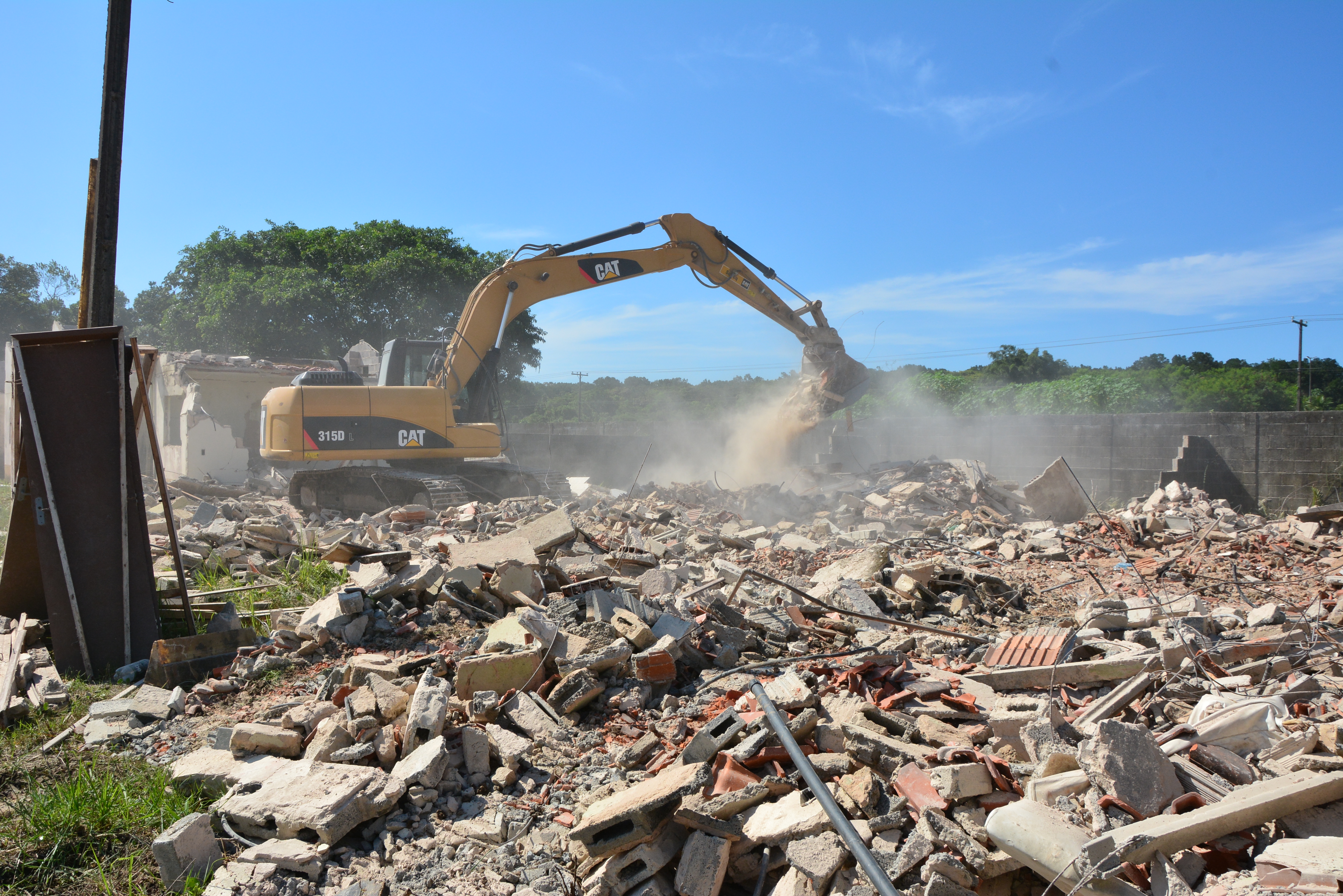 Máquinas iniciam demolição da Vila Militar