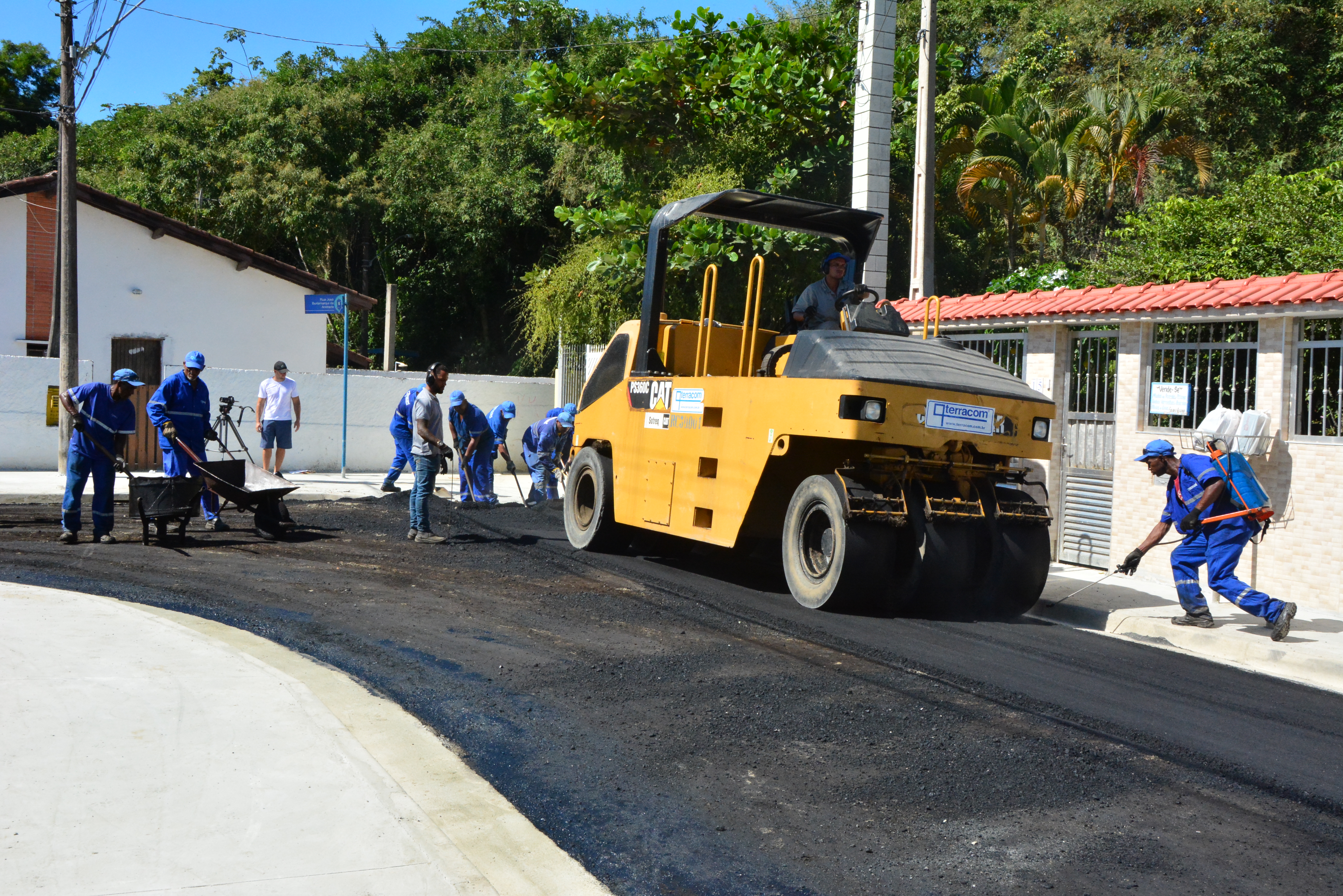 Mais 11 ruas no Centro e Maitinga recebem asfalto