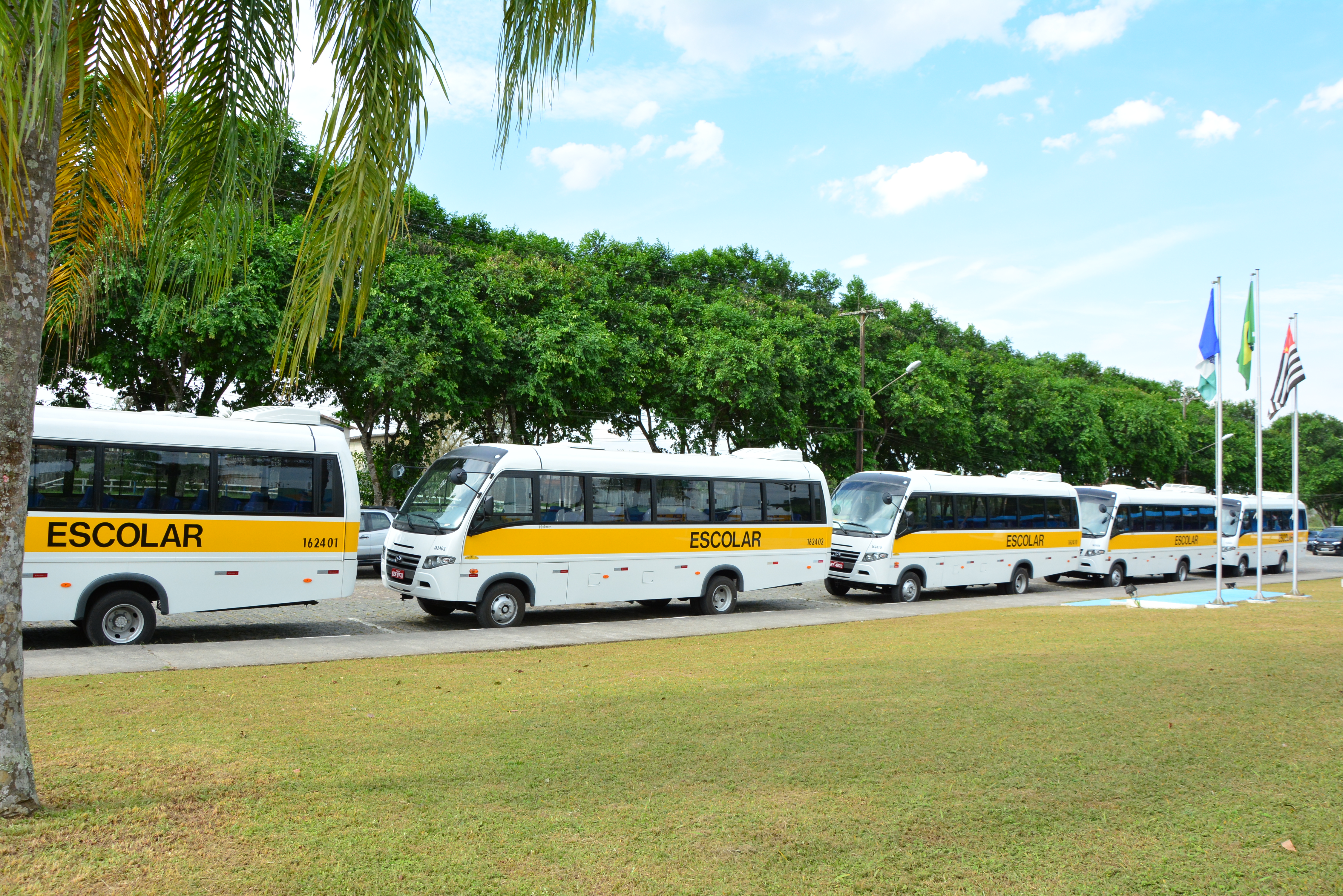 Prefeitura entrega mais 10 novos ônibus para o transporte escolar