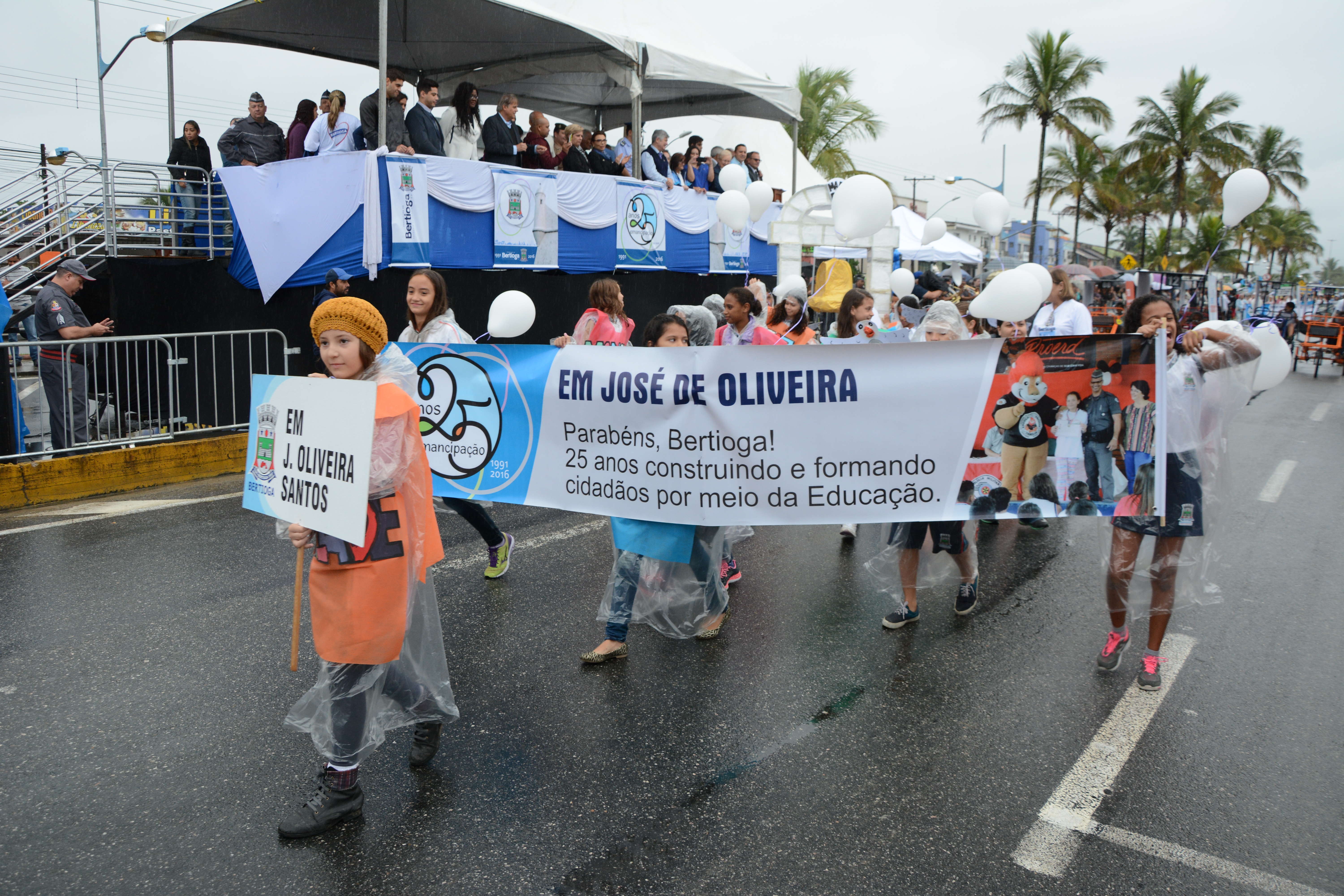 Desfile de aniversário emociona público e participantes