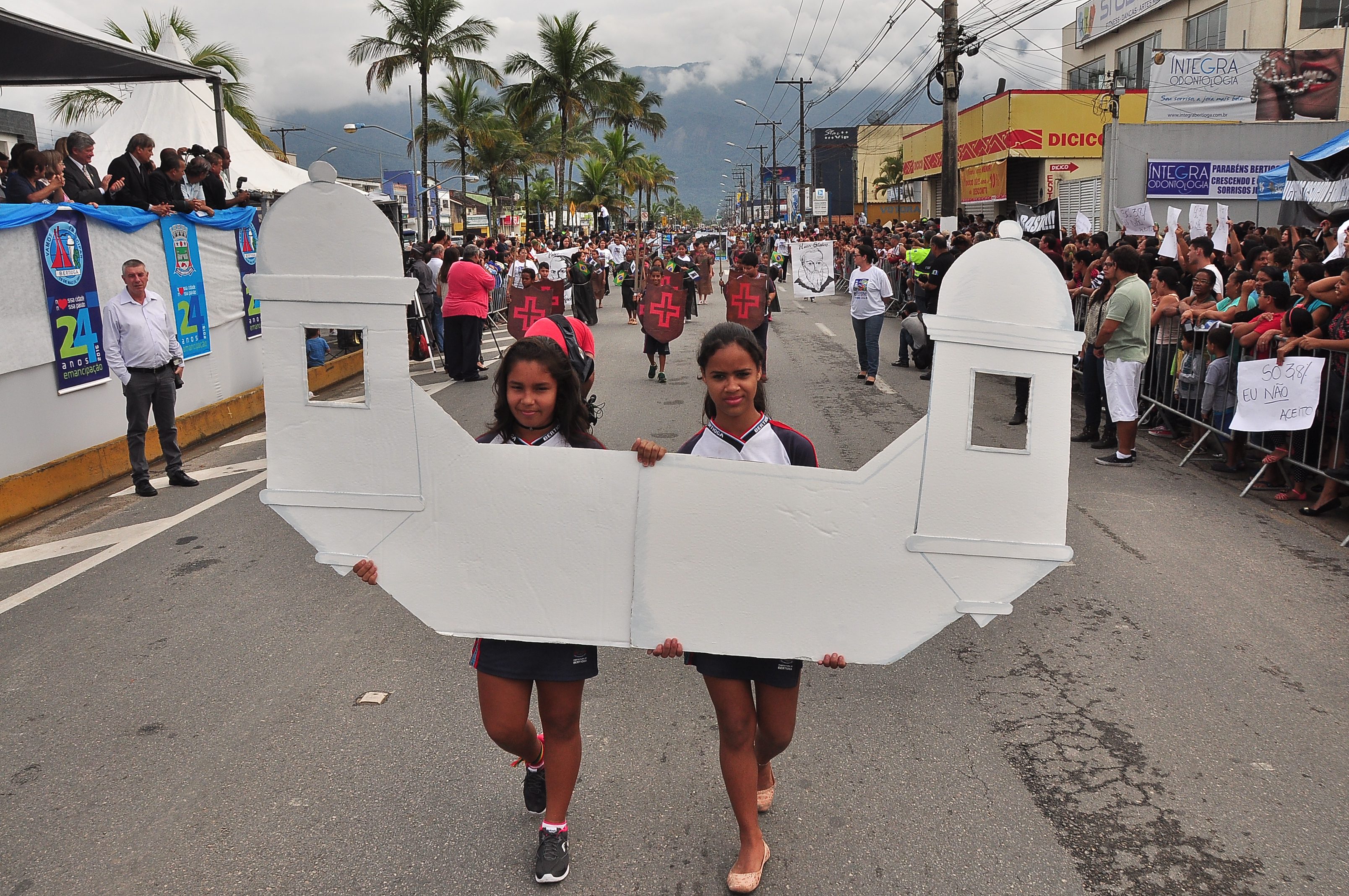 Desfile Cívico comemora 25 anos de emancipação de Bertioga