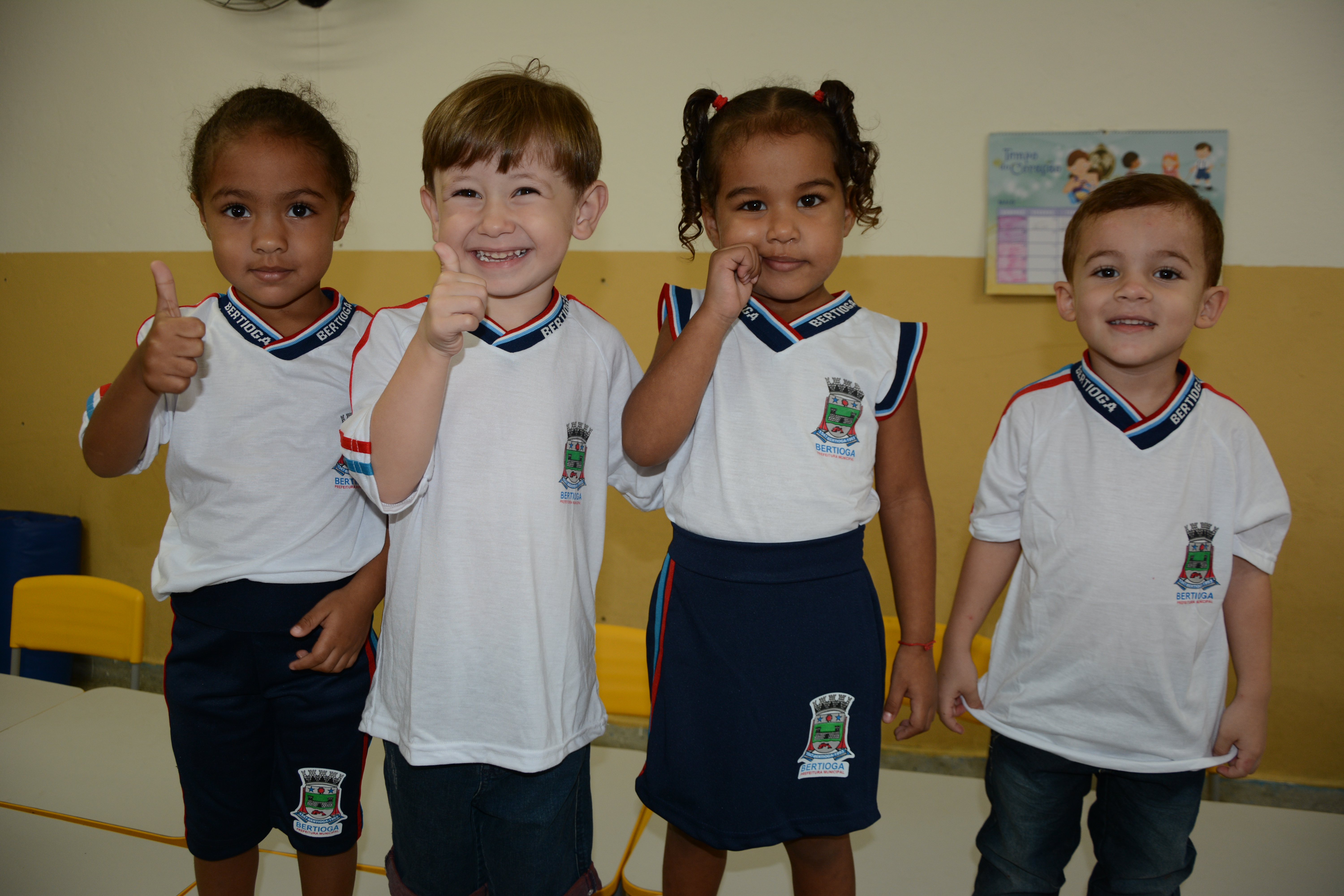 Escolas municipais recebem kits de uniforme escolar