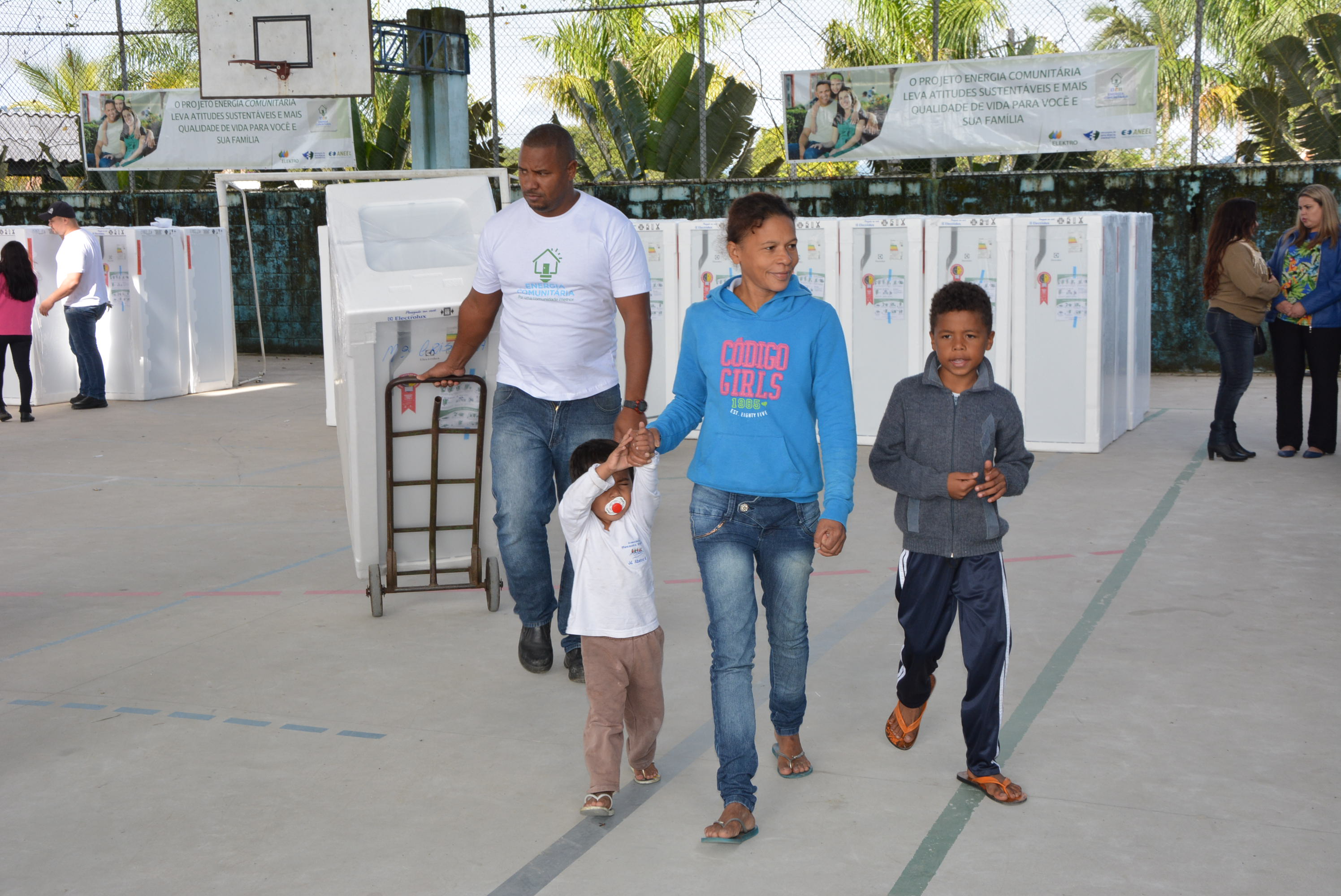 Famílias ganham geladeiras para economizar energia em Bertioga