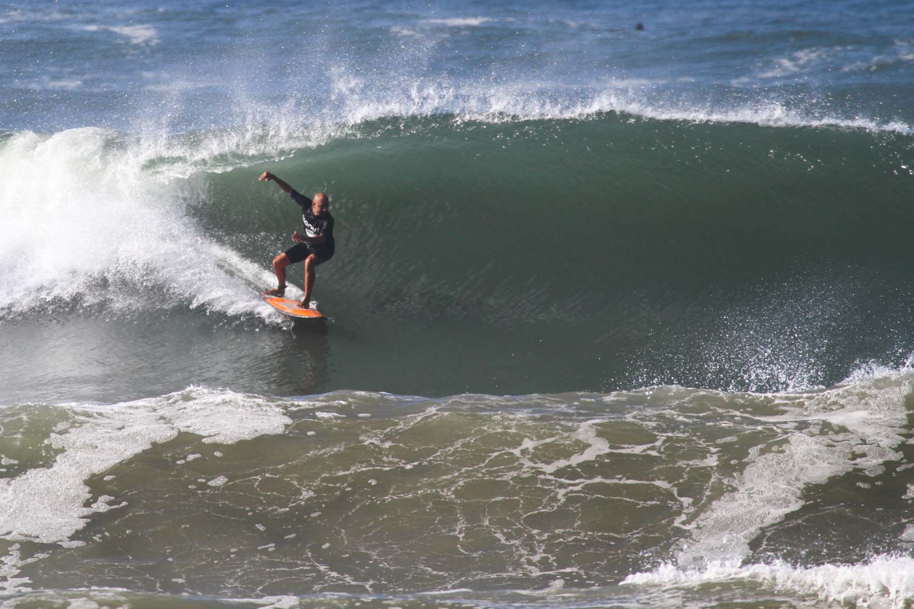 Festival Paulistano reúne 130 surfistas e celebra gerações