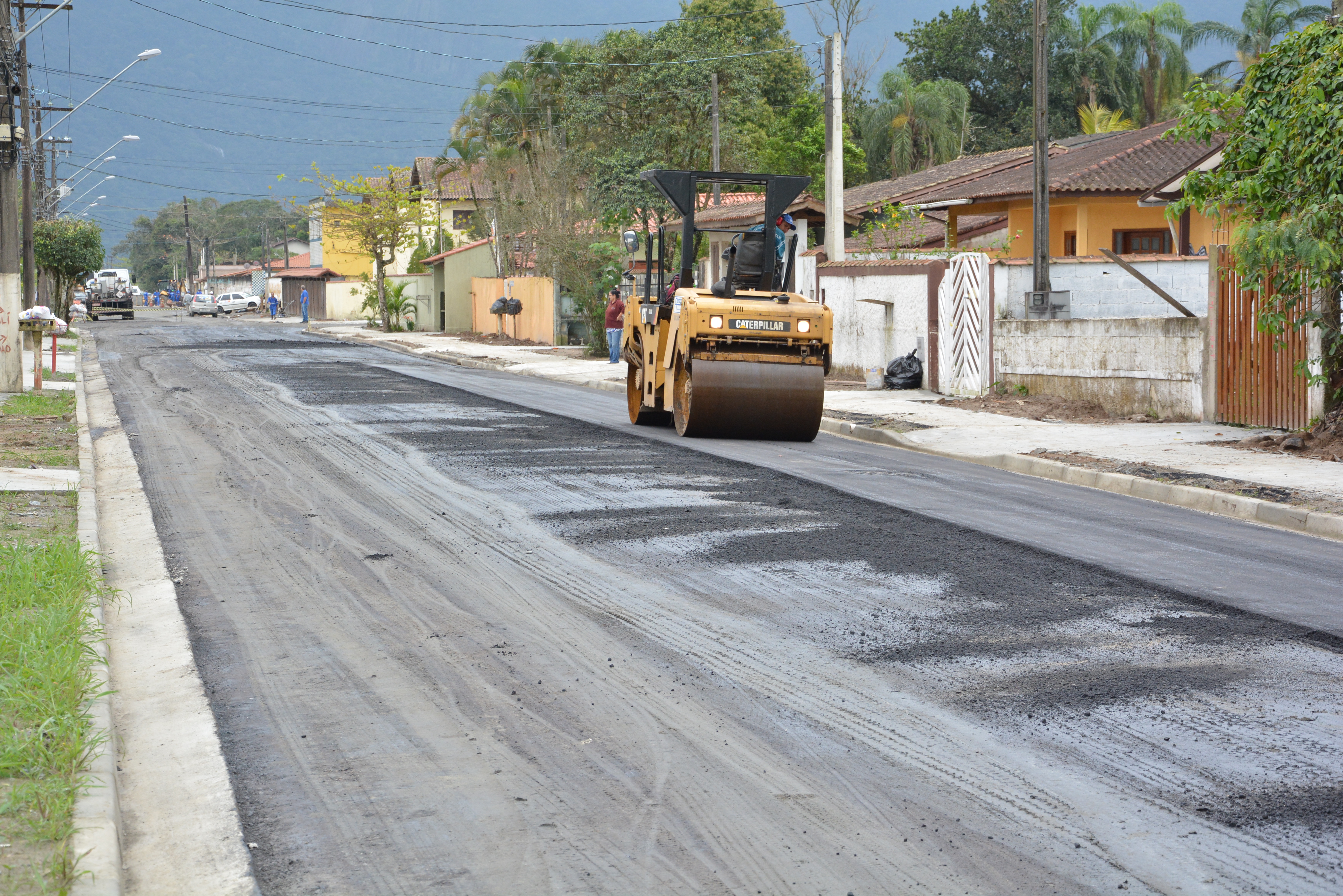 População comemora pavimentação da Rua Manoel Gajo