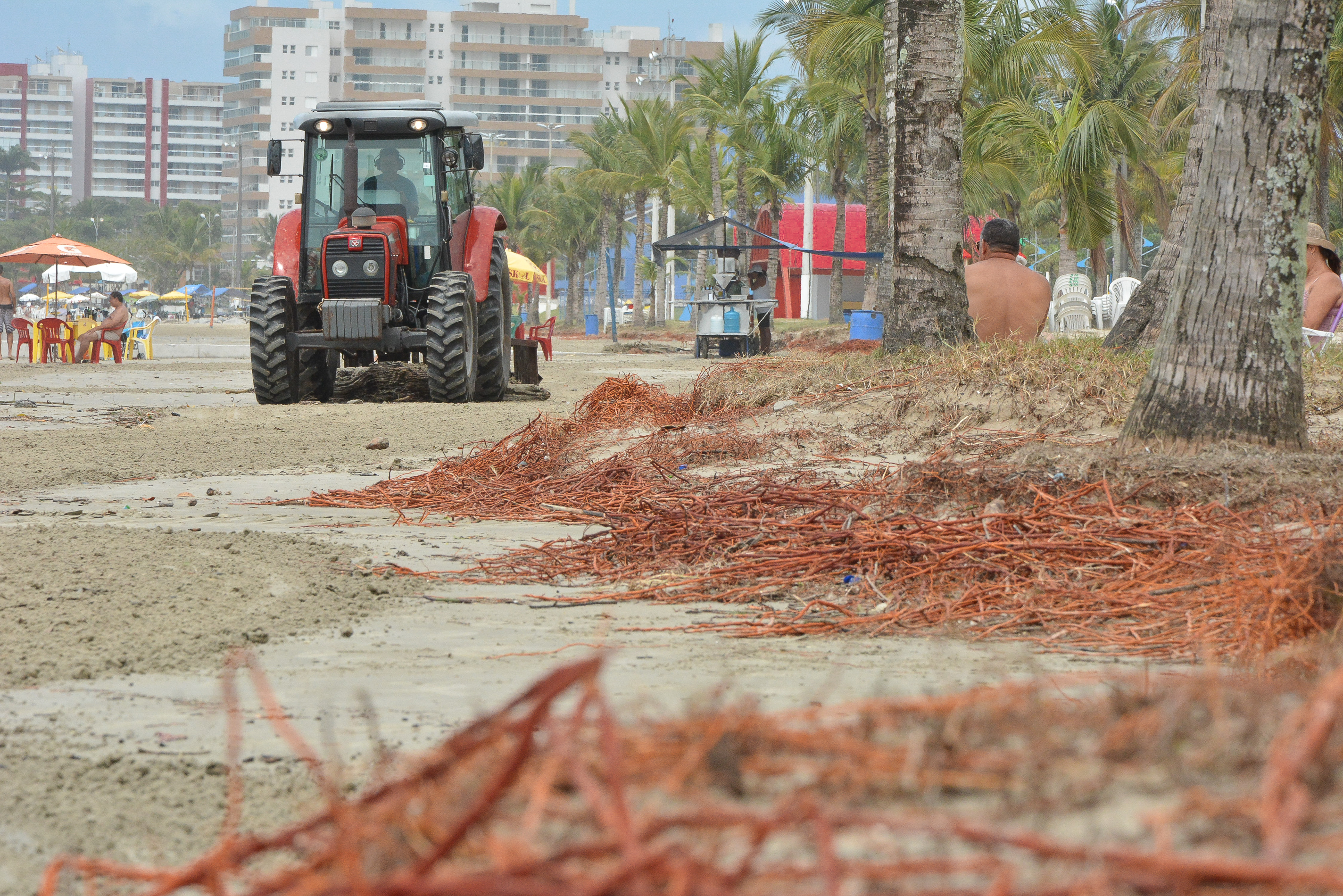 Depois da ressaca, Prefeitura inicia limpeza da orla