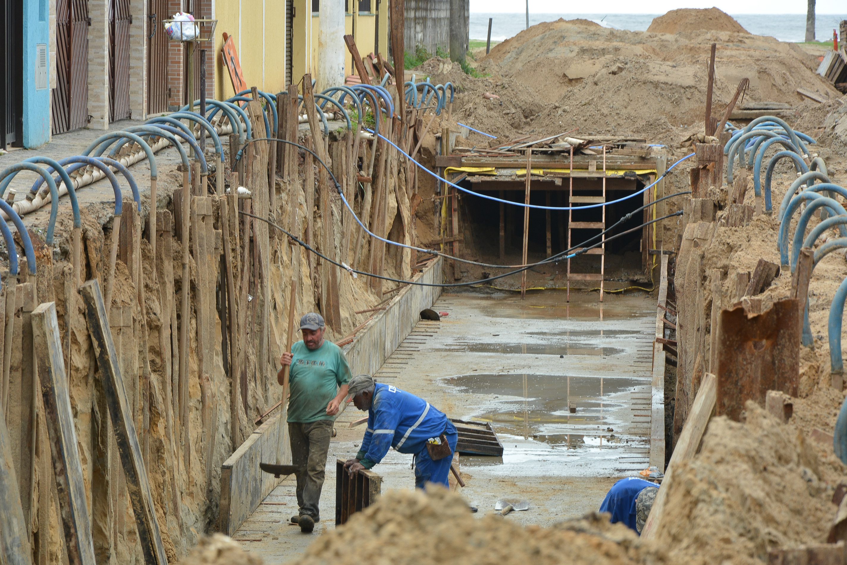 Obra de drenagem da Rua Oswaldo Cruz está em pleno andamento